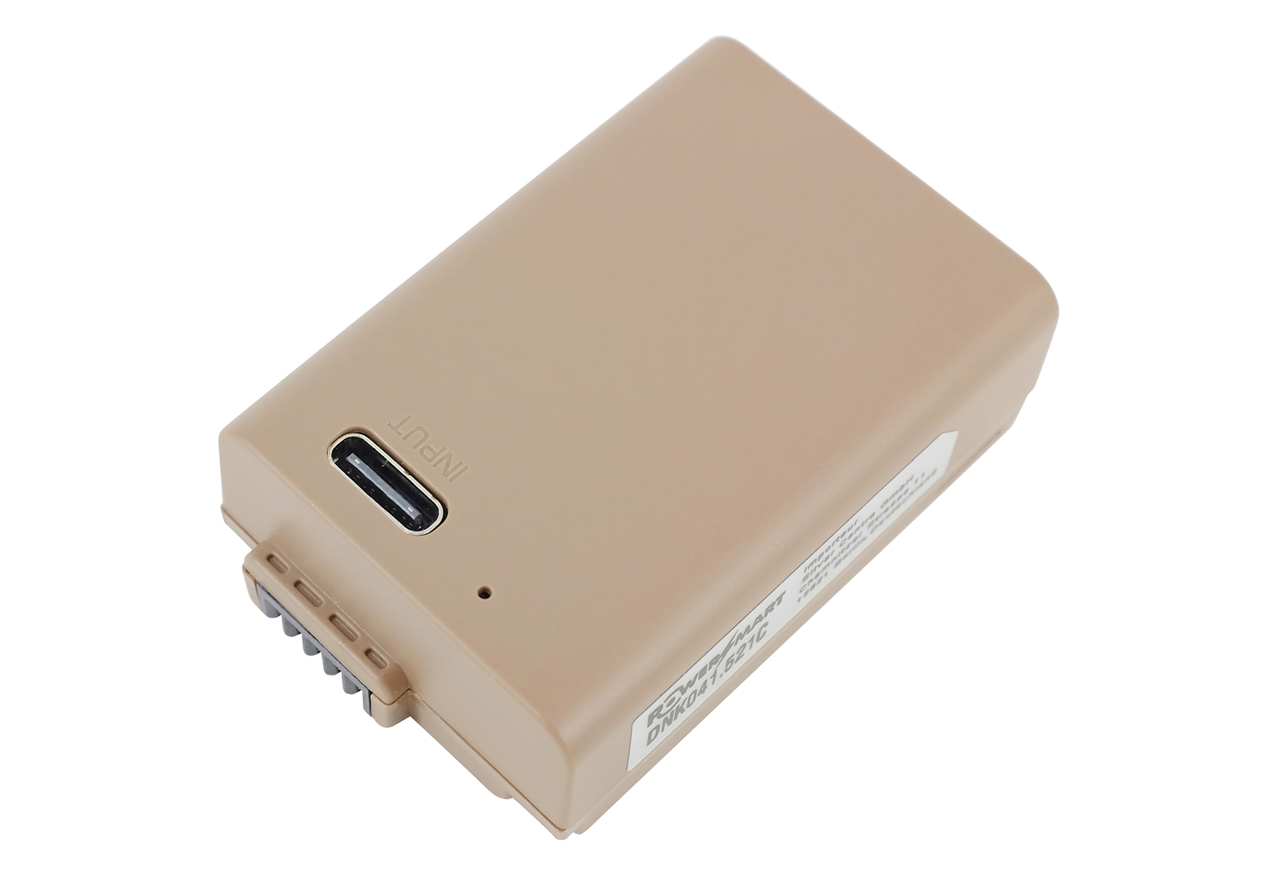 Ein beigefarbener Akku mit einem USB-C-Anschluss und 