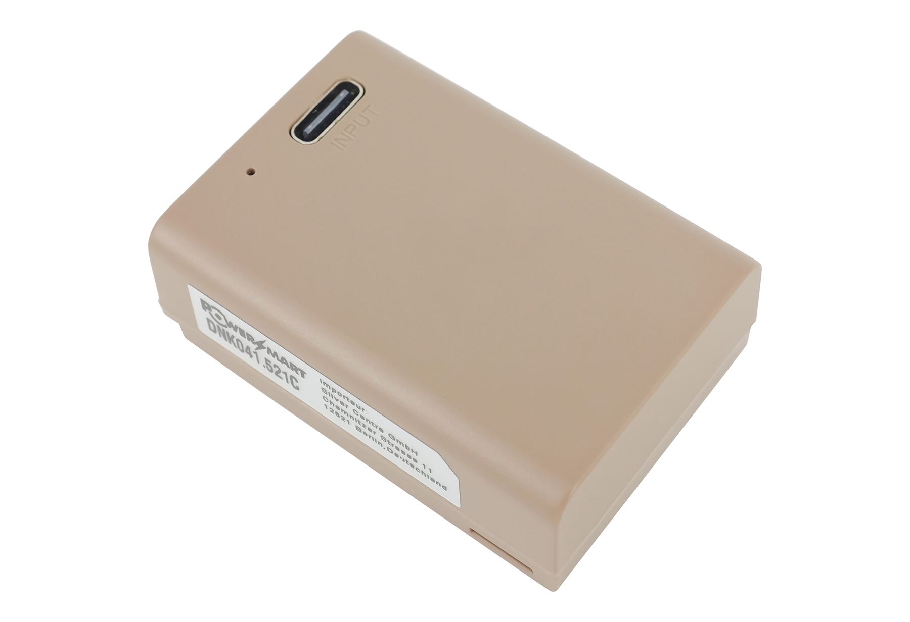 Ein beiger Powerbank mit schwarzem Eingangsanschluss und Beschriftung.