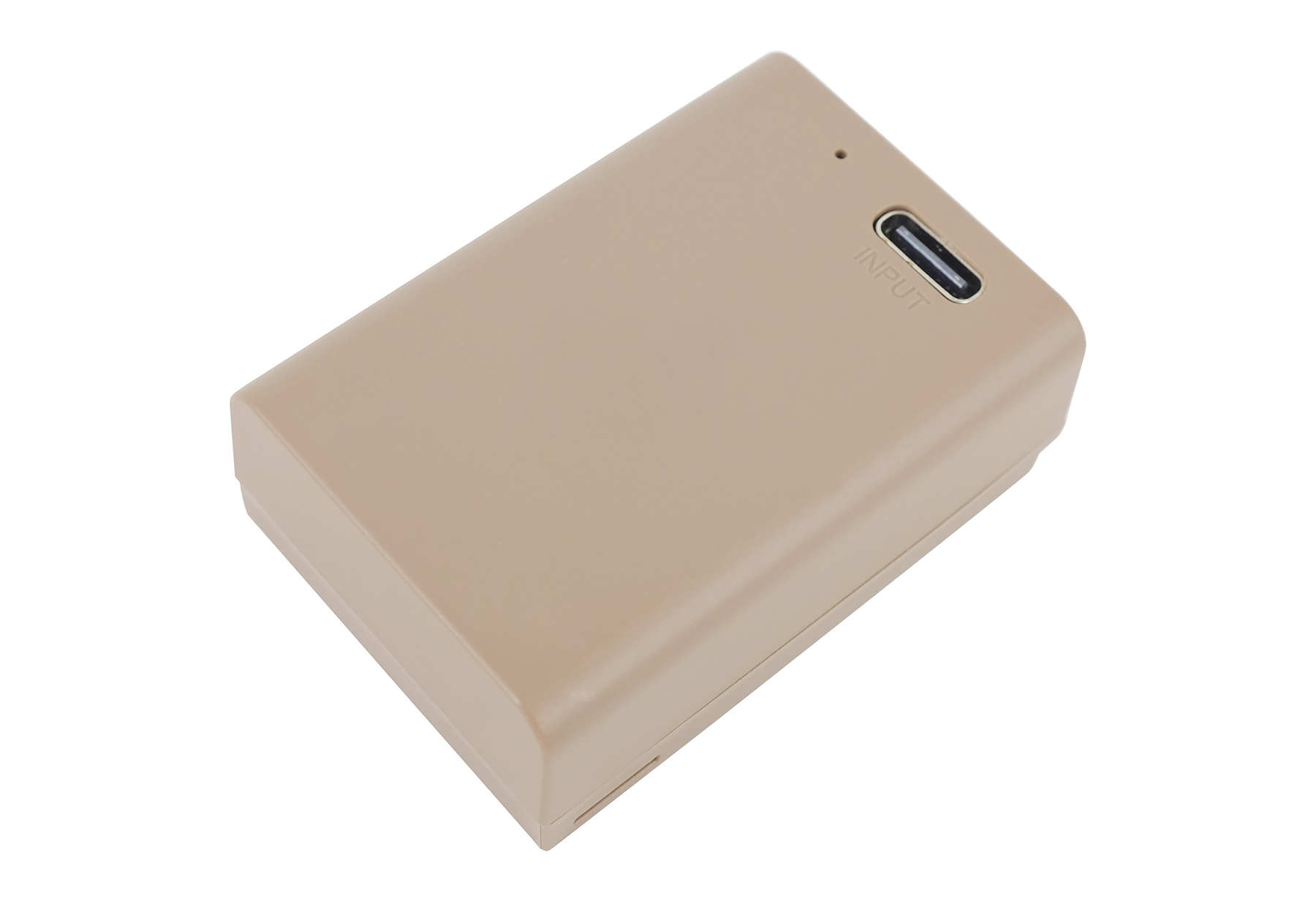 Ein beiger rechteckiger Akku mit einem USB-C-Anschluss und der Aufschrift "INPUT".