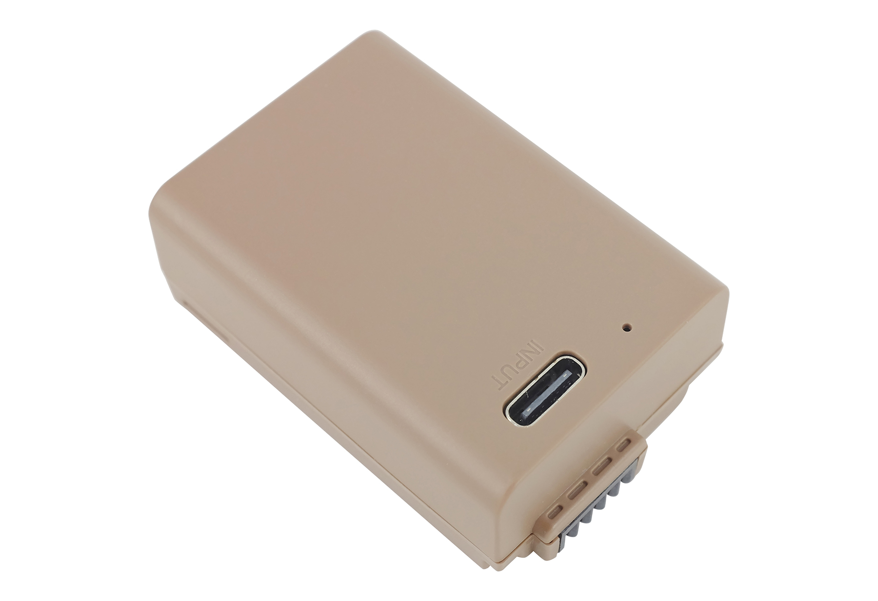 Ein beigefarbener Kasten mit einem USB-C-Anschluss und der Aufschrift "INPUT".