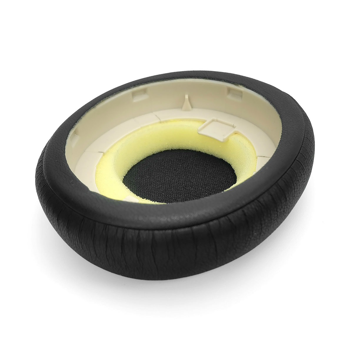 Czarne nauszniki słuchawek z żółtą piankową wkładką i siateczką na białym tle.