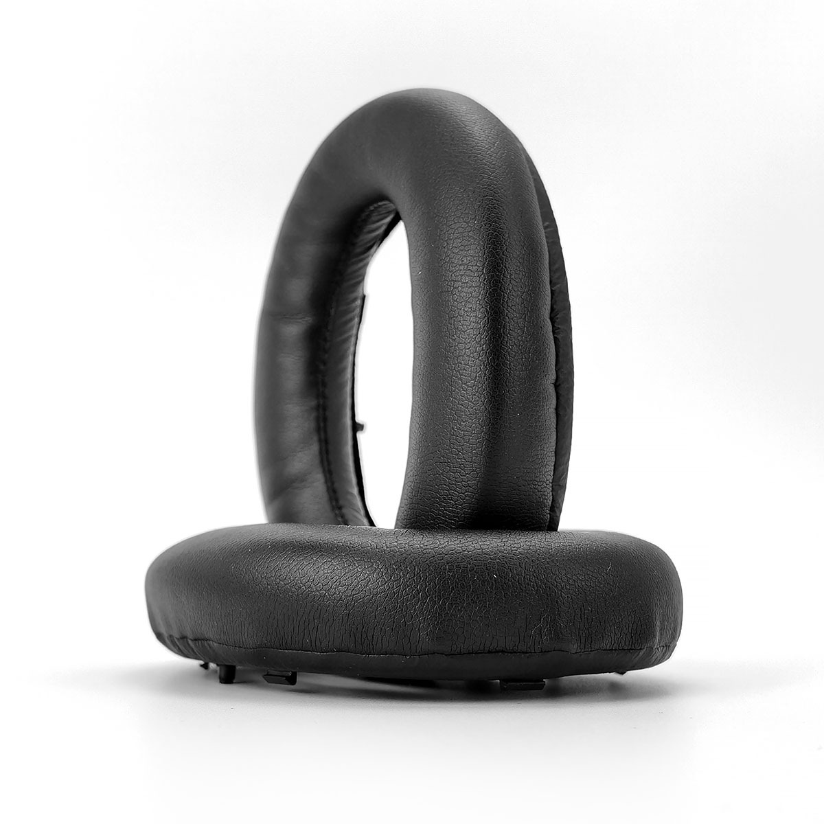 Czarne nauszniki ze skóry ekologicznej na białym tle.