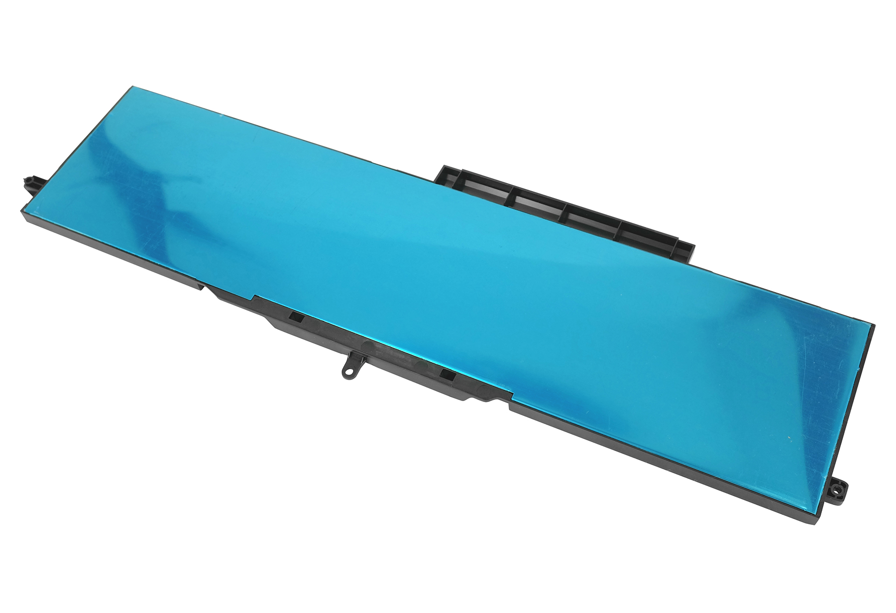 Ein rechteckiger Laptop-Akku mit blauer Metallfolienoberfläche und schwarzem Rahmen.