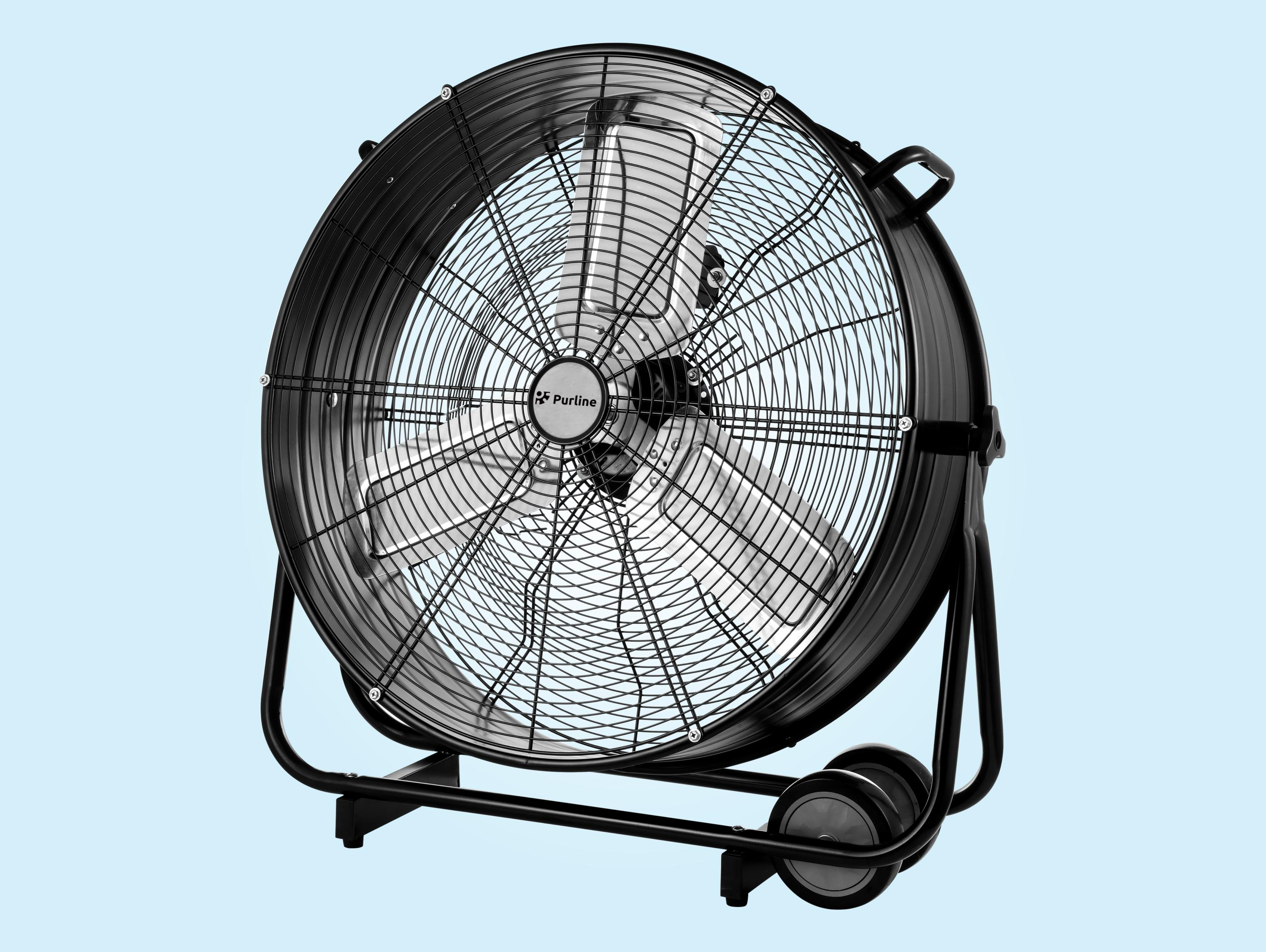 Ventilador de suelo negro con rejillas metálicas y ruedas sobre fondo azul.