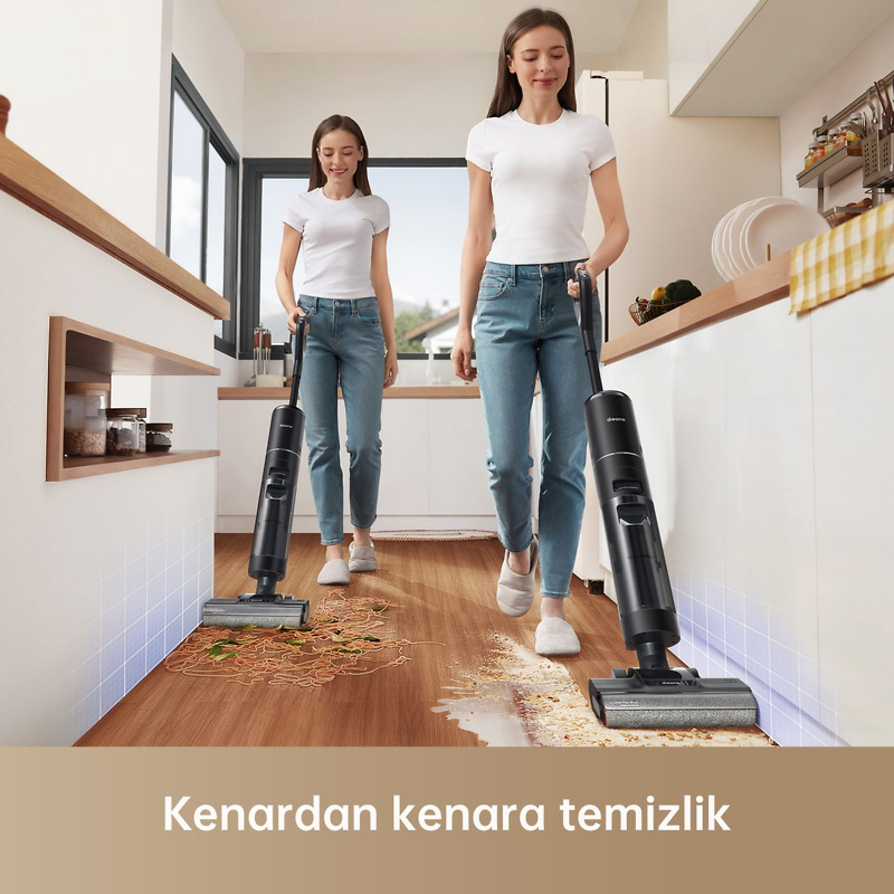Zwei Frauen reinigen einen Holzboden mit Staubsaugern, die Schmutz aufnehmen.
