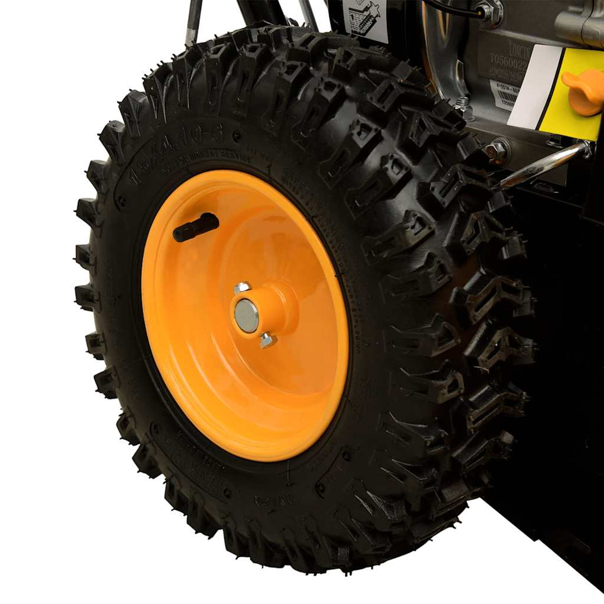 Ein schwarzes, grobstolliges Rad mit orangefarbener Felge an einer Maschine.