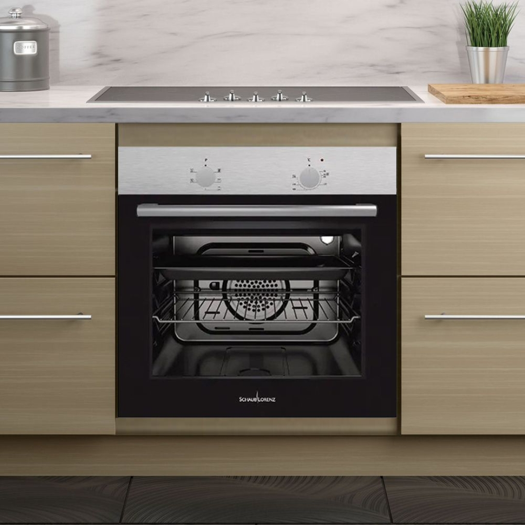 Un forno da incasso moderno con dettagli in acciaio inossidabile in una cucina.