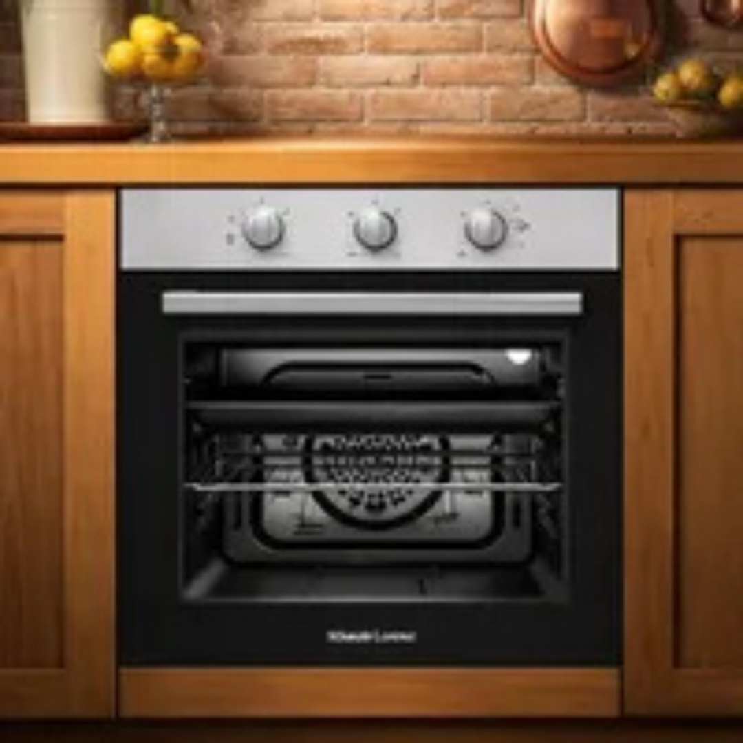 Un forno da incasso moderno con finitura in acciaio inox e porta nera.