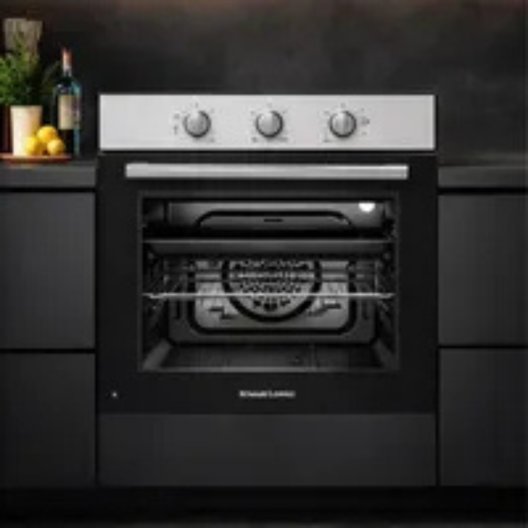 Un moderno forno da incasso con porta nera e pannello di controllo argentato.