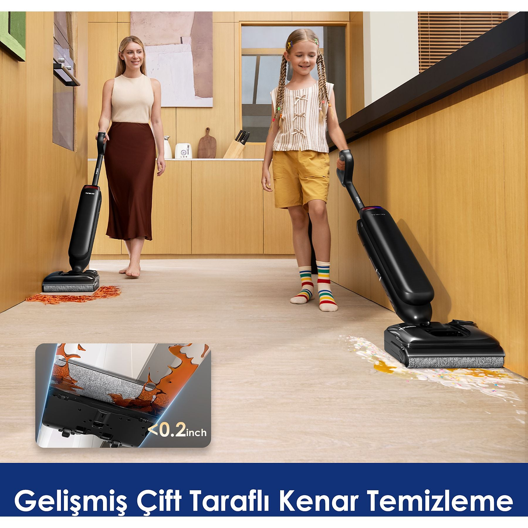 Kadın ve çocuk modern evde paspasla zemini temizliyor.