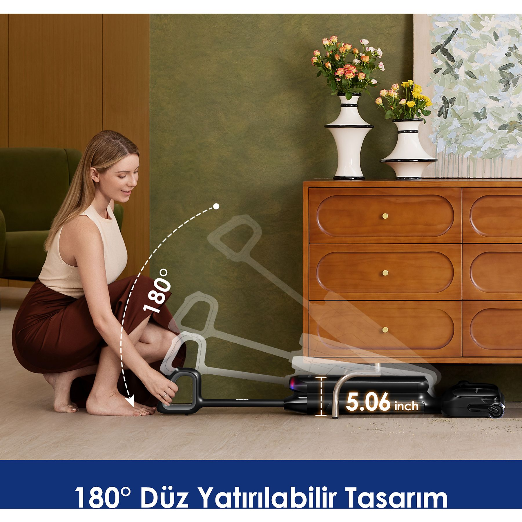 Bir kadın diz çökerek düz katlanan elektrikli süpürgeyi gösteriyor. "180°" yazısı var.
