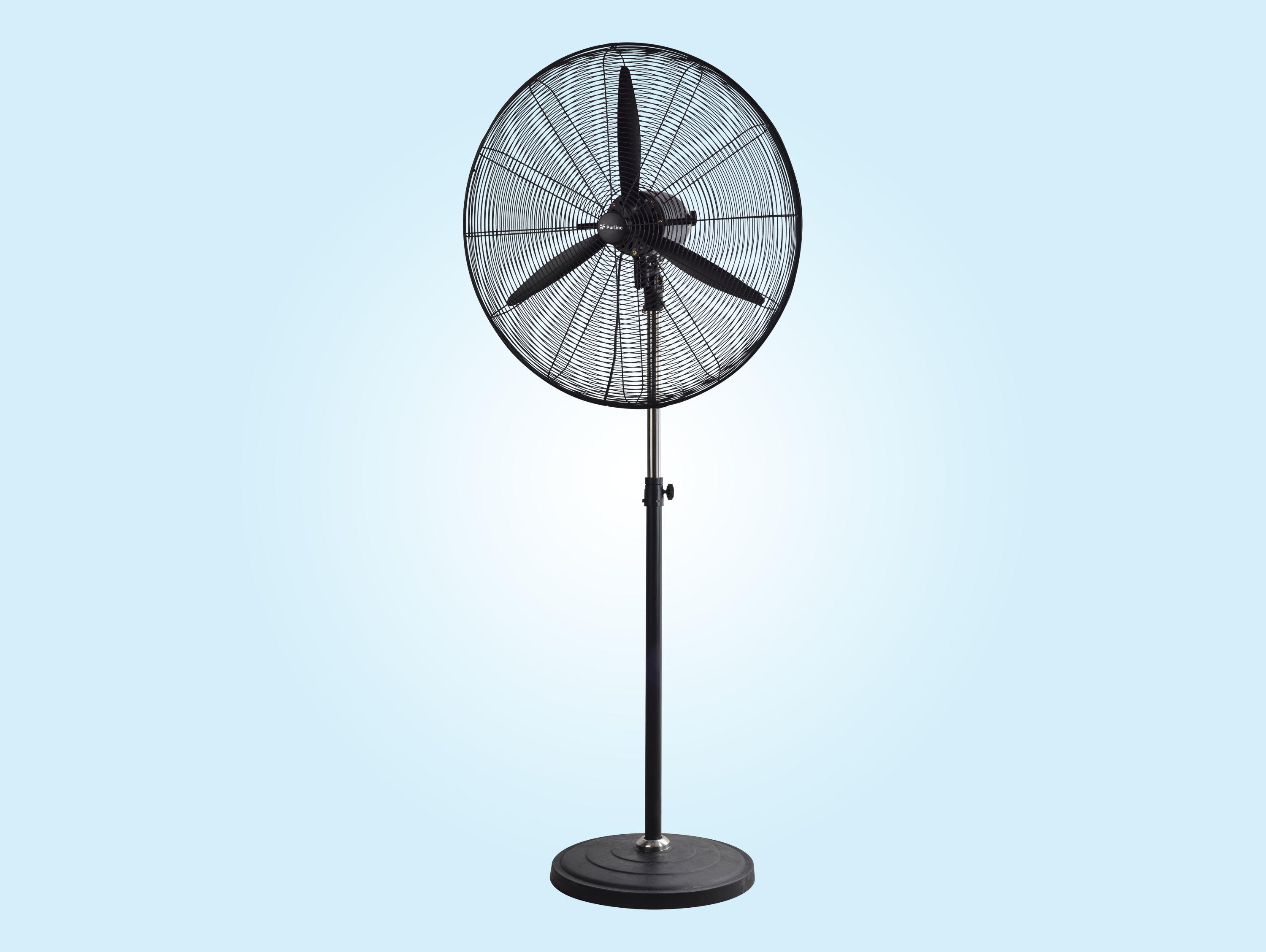 Un ventilador de pie negro con tres aspas sobre una base redonda.