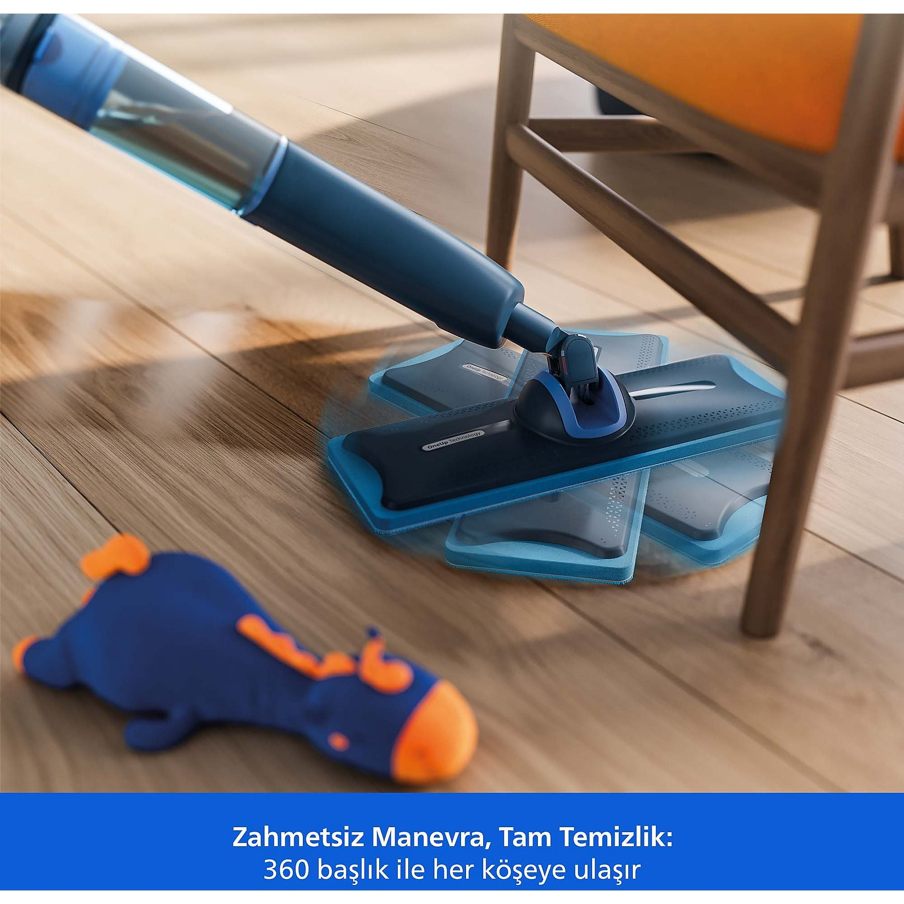 Niebieski mop z głowicą 360° czyści drewnianą podłogę obok pomarańczowego krzesła.