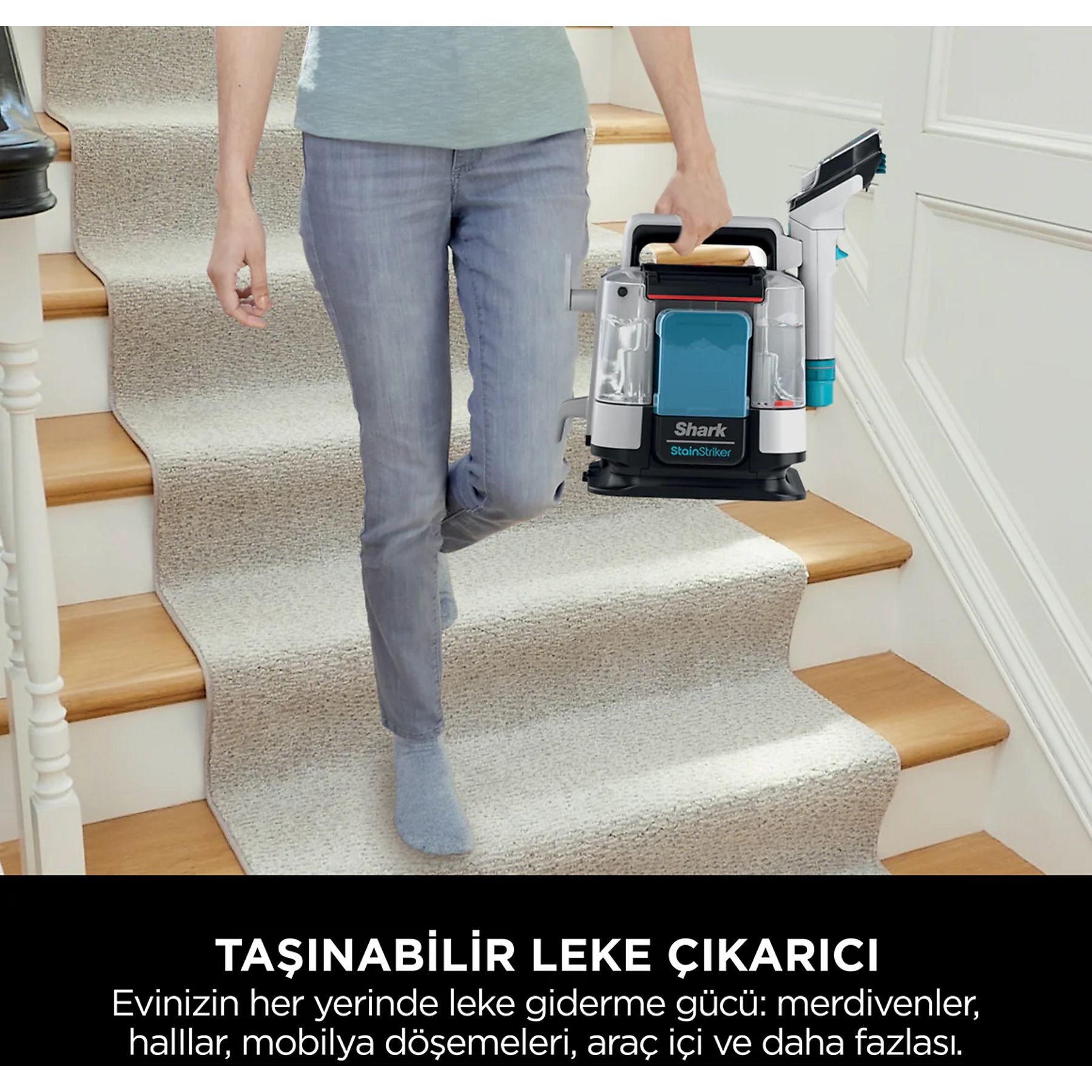 Osoba wnosi przenośny odplamiacz po wyścielonych dywanem schodach.