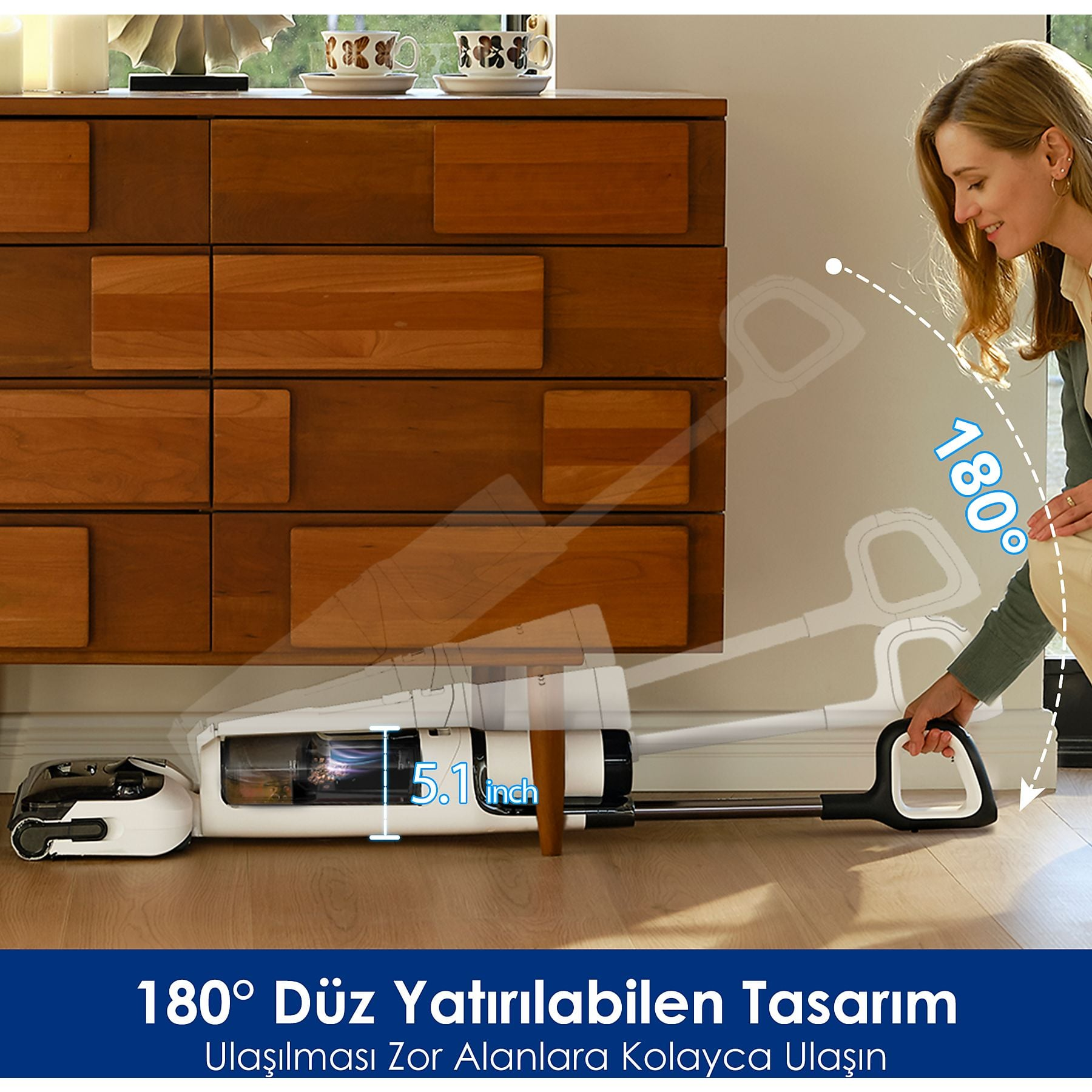 Bir kadın 180 derece düz yatırılabilen bir elektrikli süpürge kullanıyor.