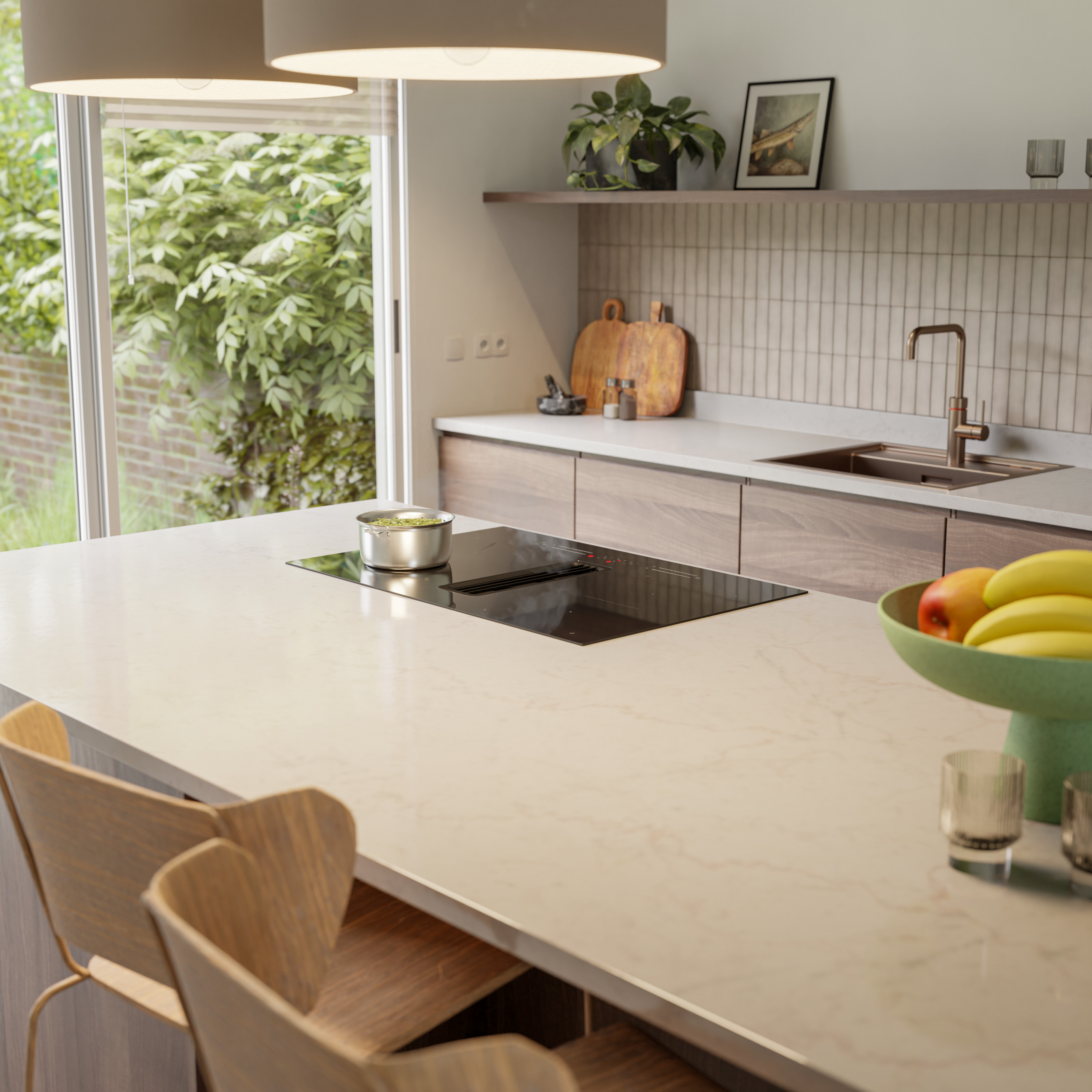 Moderne keuken met eiland, krukken, fruitschaal en uitzicht naar buiten.