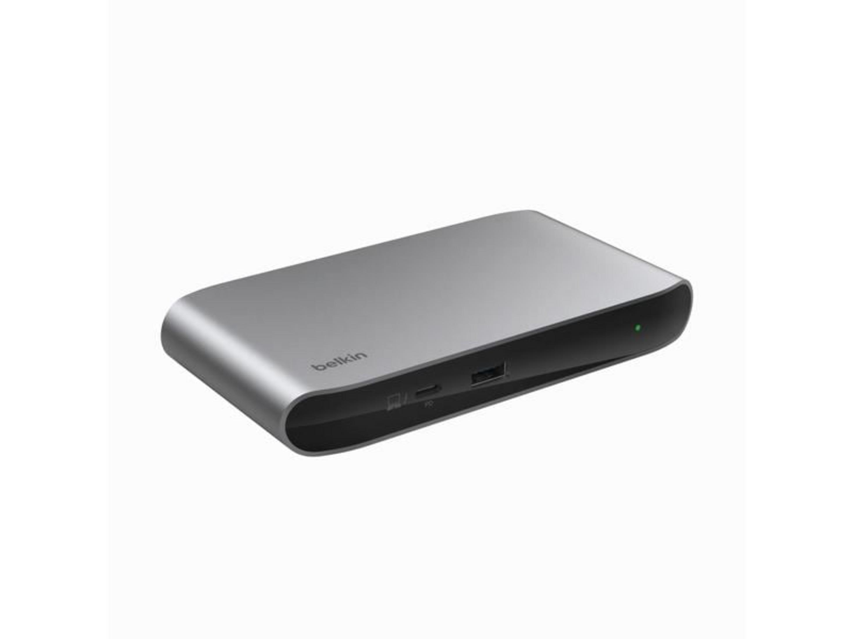 Graues Belkin-Gerät mit USB- und USB-C-Anschlüssen und grüner LED.