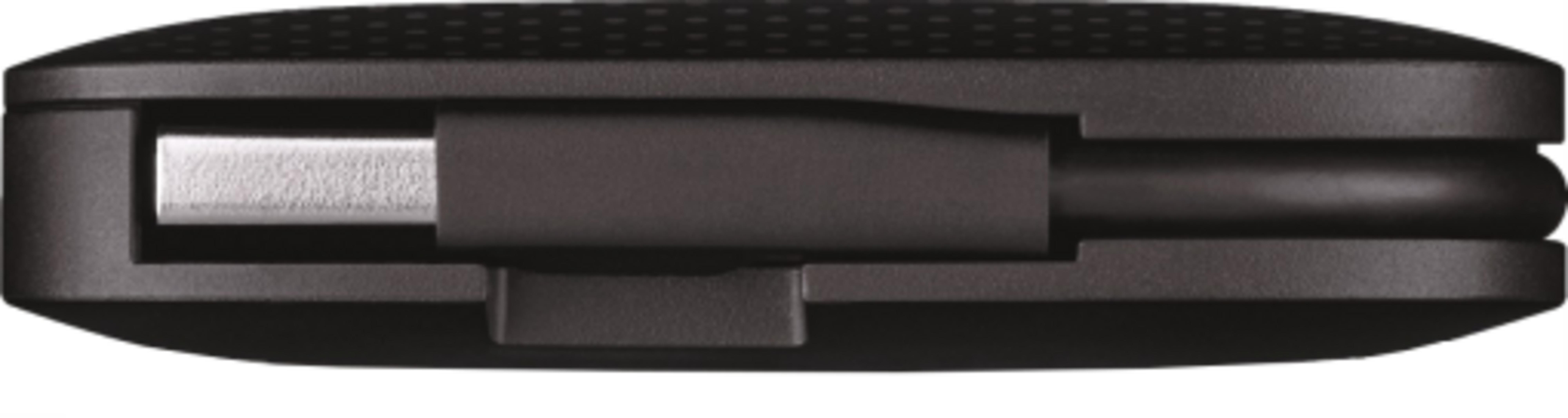 Ein schwarzes USB-C-Kabel mit einem silbernen Stecker ist in ein schwarzes Gerät eingesteckt.