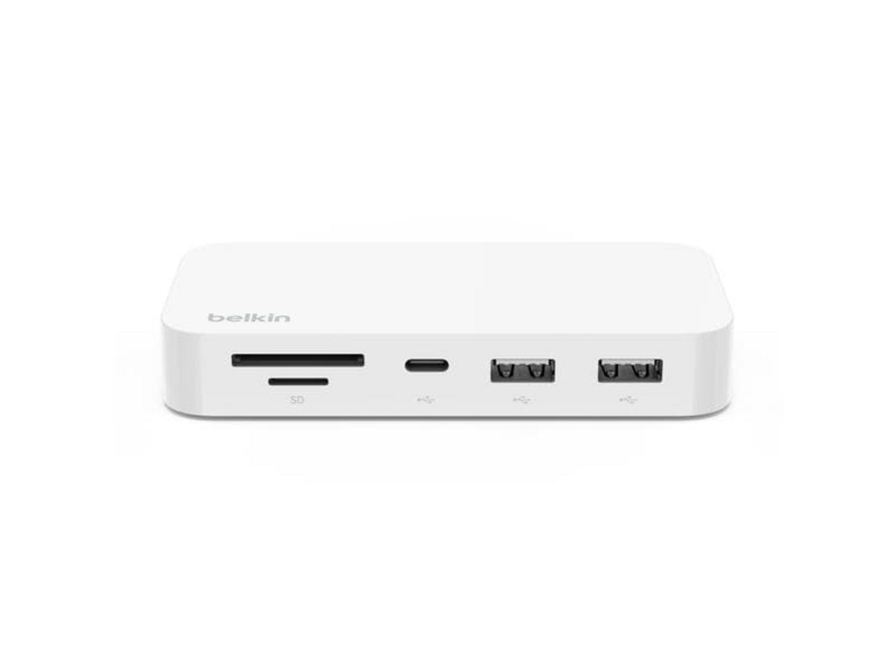 Un hub Belkin bianco con slot per schede SD, USB-C e due porte USB-A.