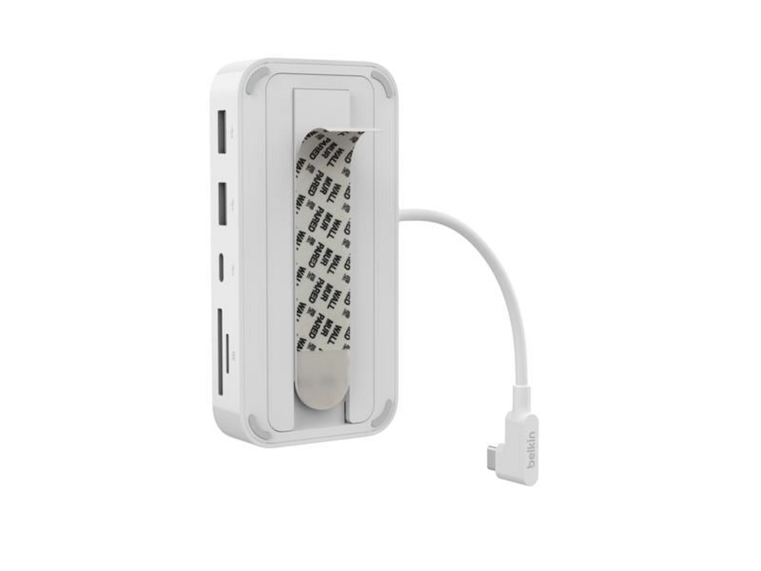 Un hub USB-C bianco con più porte e una striscia adesiva.