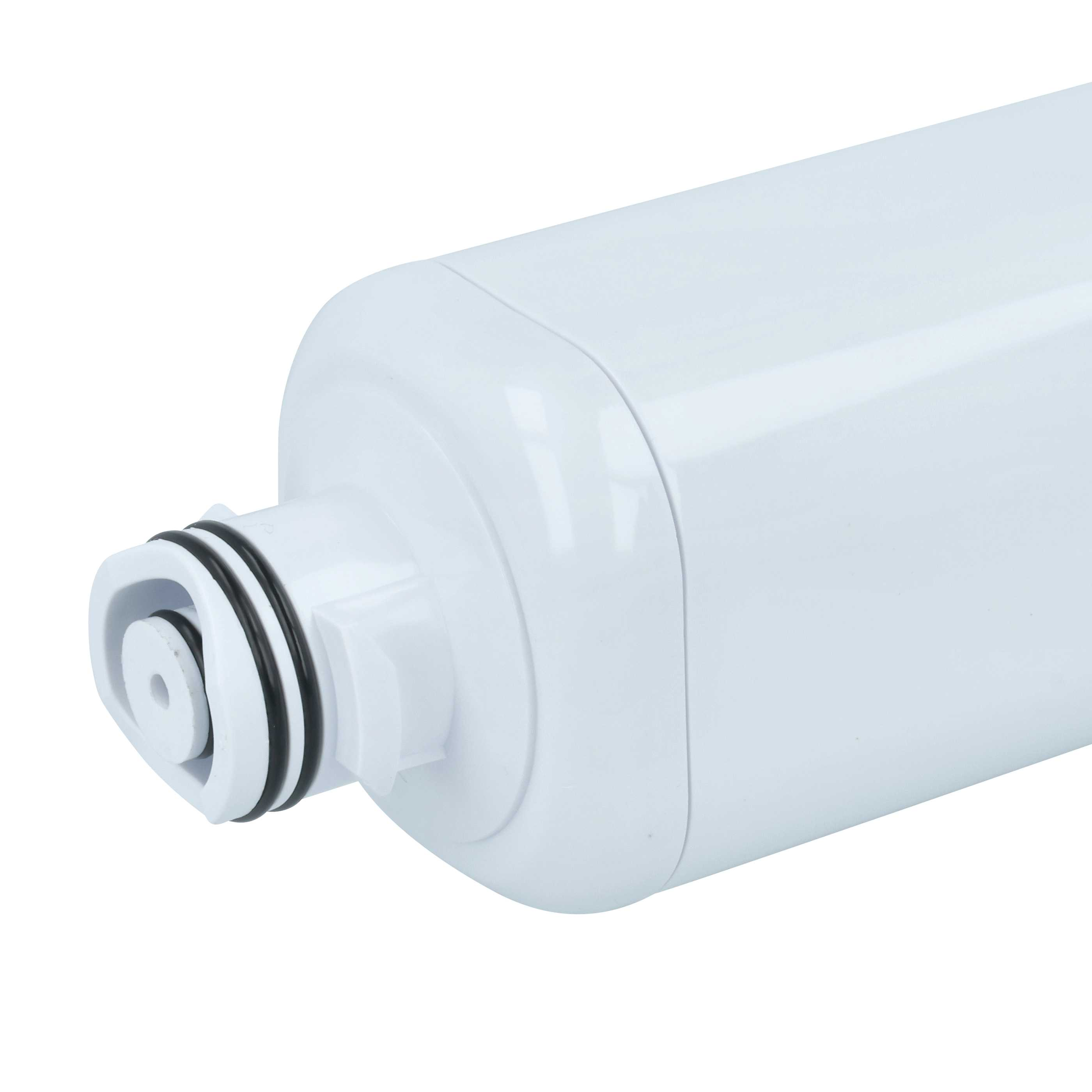 Ein weißer Wasserfilter mit schwarzen Dichtungsringen und einem Anschlussstück.