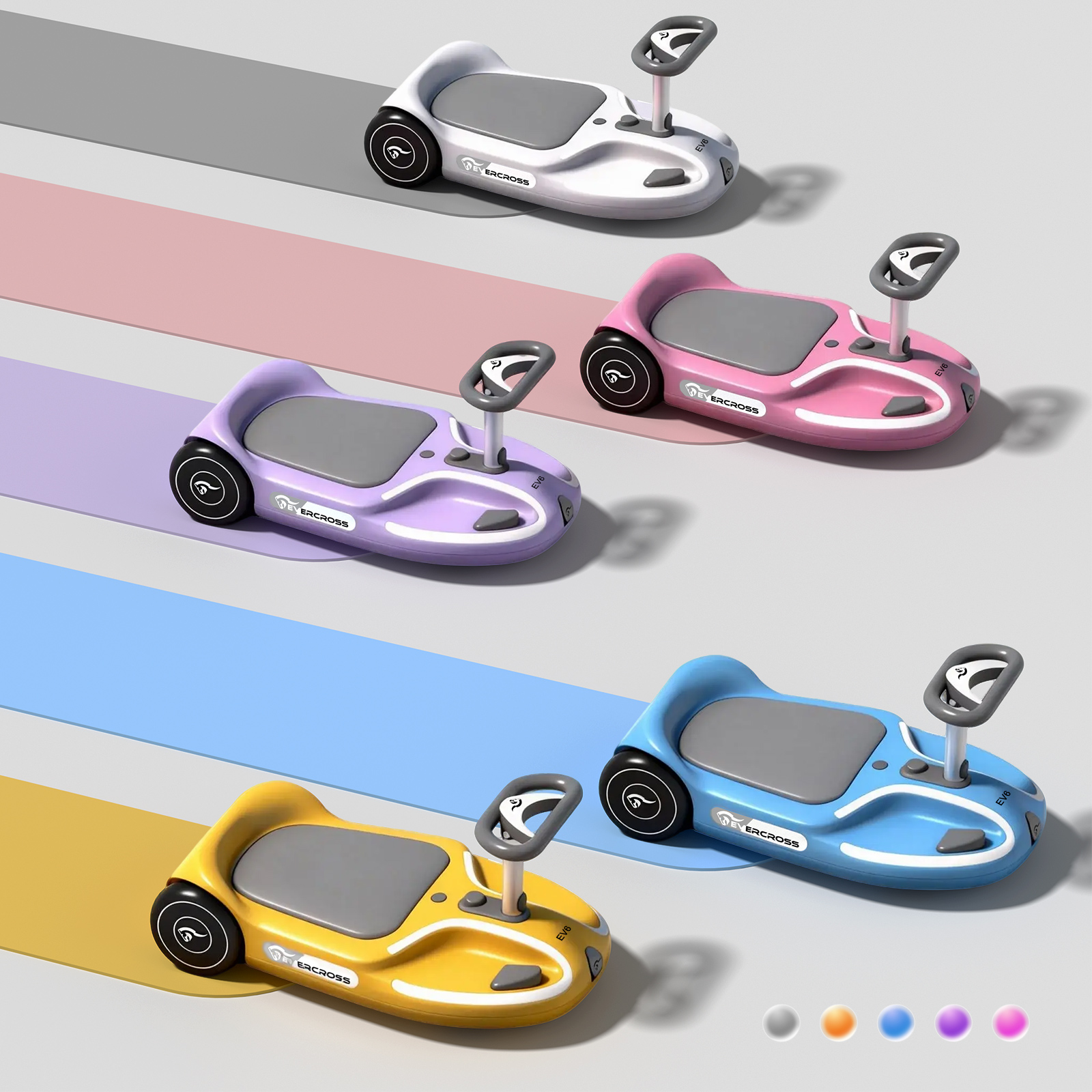 Vier bunte Kinder-Scooter in Weiß, Lila, Rosa und Blau auf farbigen Bahnen.