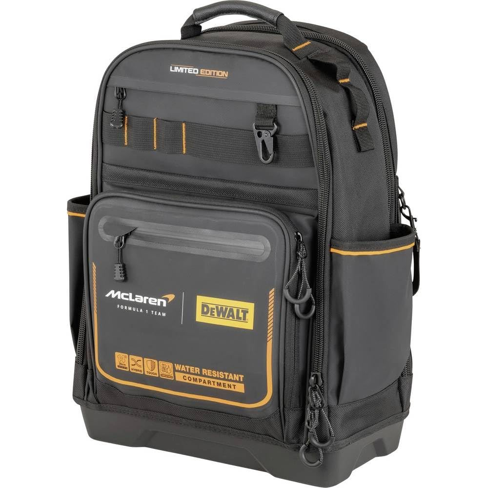 Turuncu vurgulu siyah sırt çantası, McLaren ve DeWalt logoları.