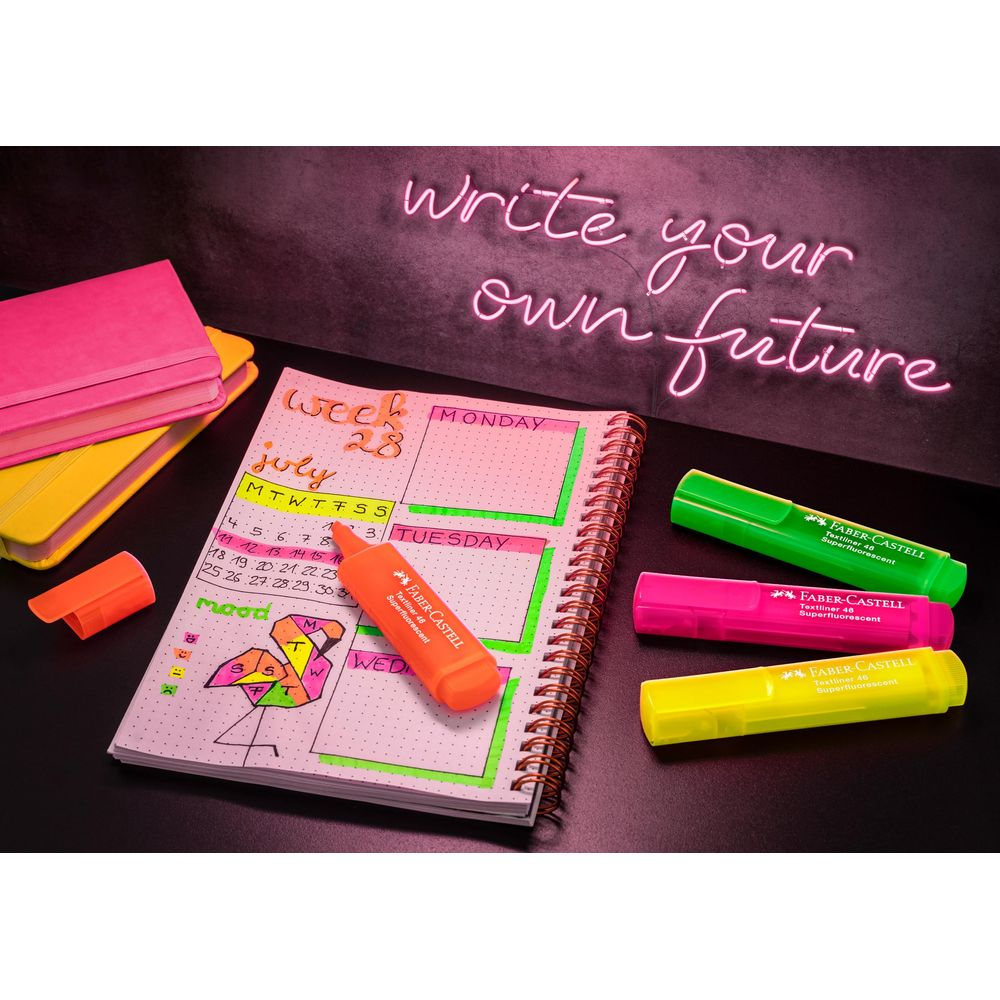 Un taccuino con calendario, luce al neon e pennarelli.