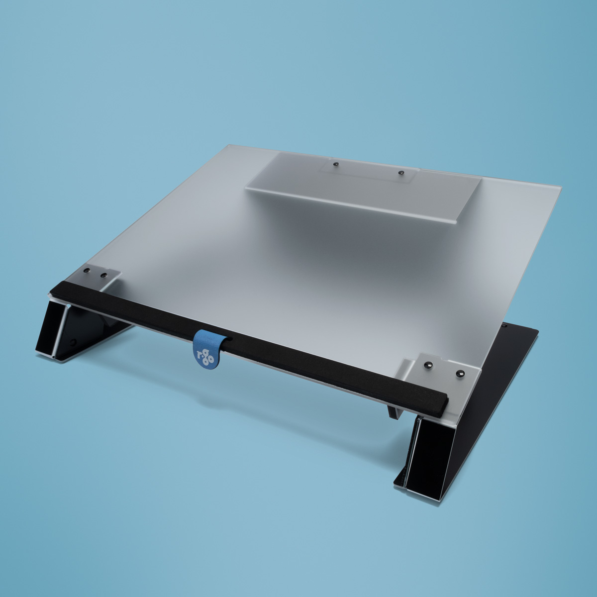 Ein transparenter Laptoptisch mit schwarzem Metallgestell und blauer Schlaufe.