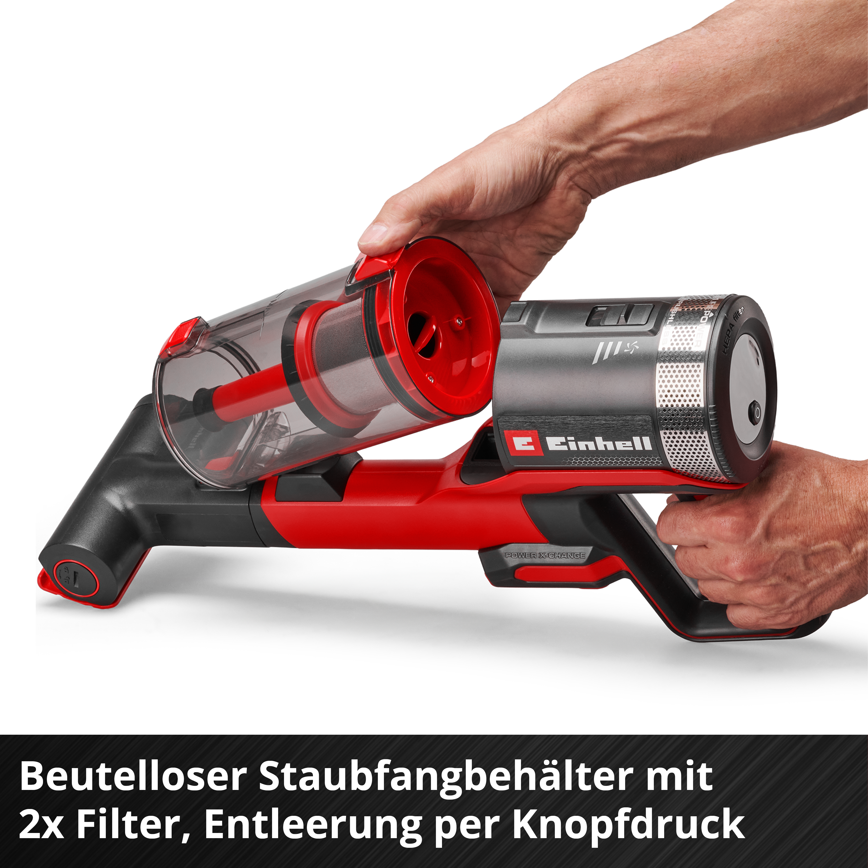 Hände halten einen roten und grauen Staubsauger mit Staubbehälter.