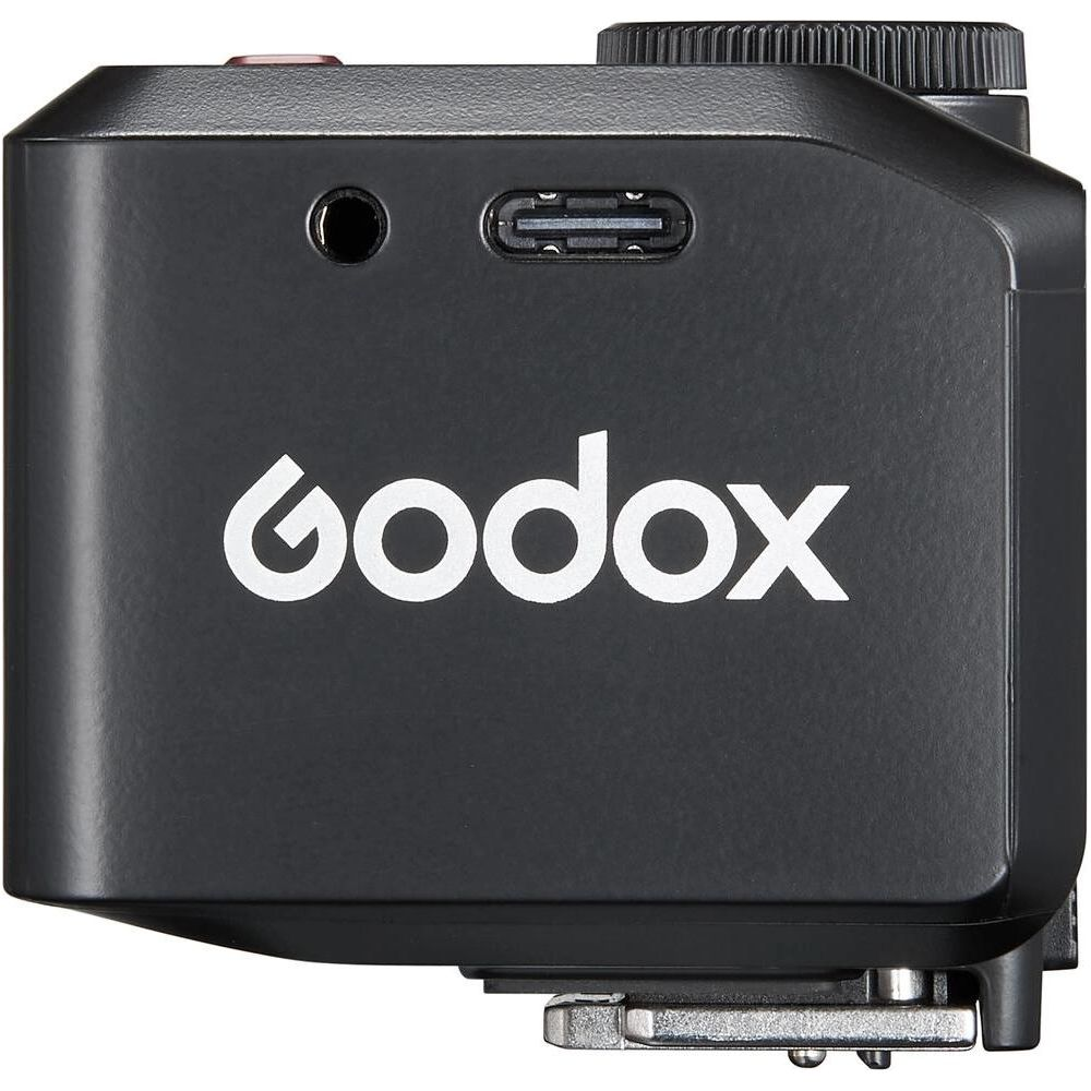 Gros plan d'un flash Godox noir pour appareil photo avec port USB-C et prise micro.