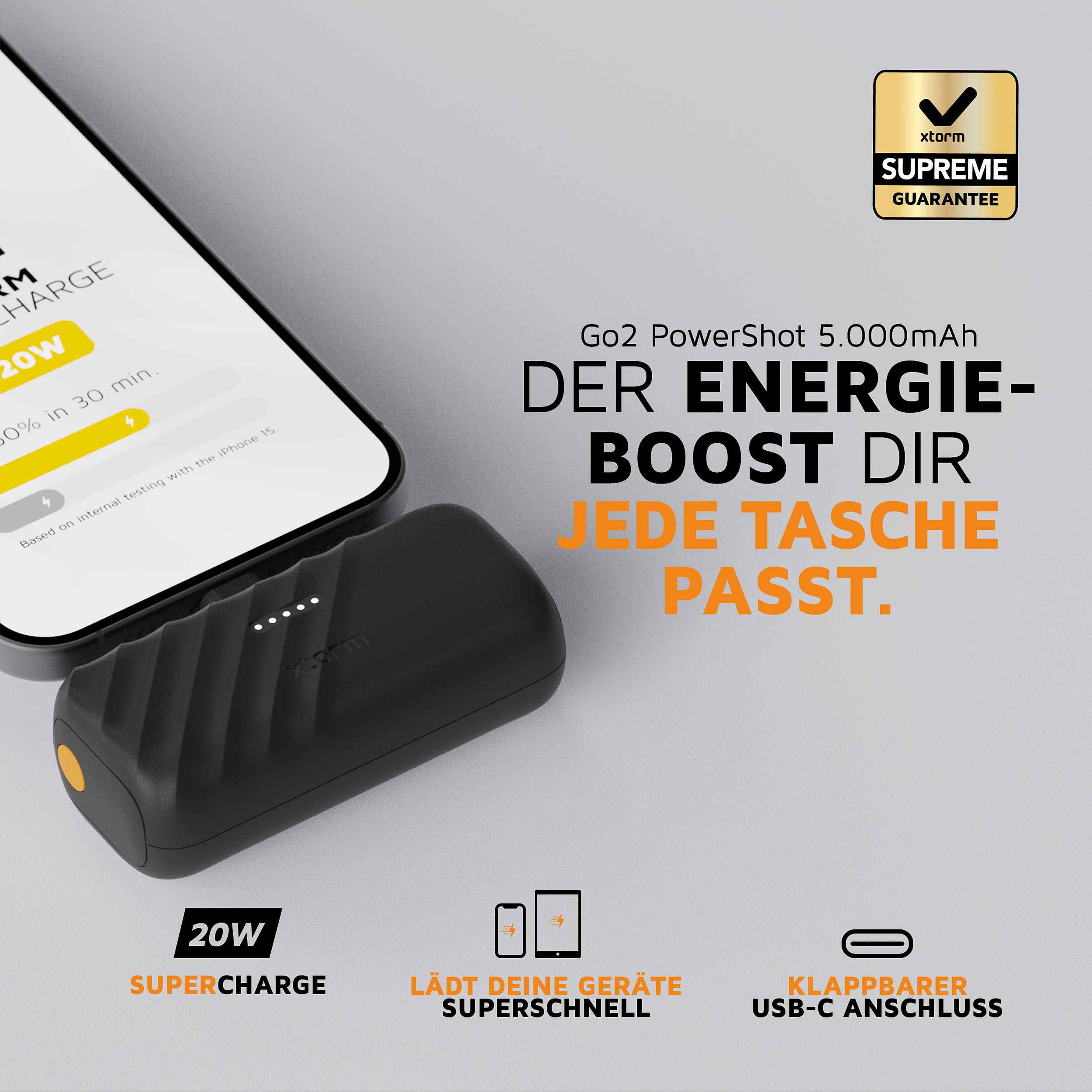 Batterie externe Xtorm noire à côté d'un iPhone. SuperCharge 20W.