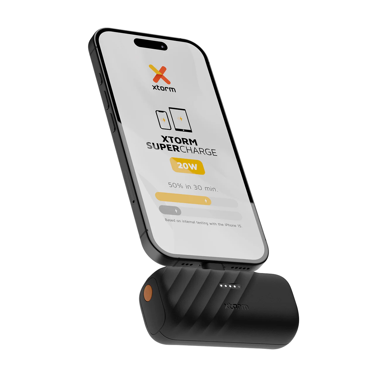 Une batterie externe Xtorm noire charge un smartphone. Affichage : 20W, 50% en 30 min.