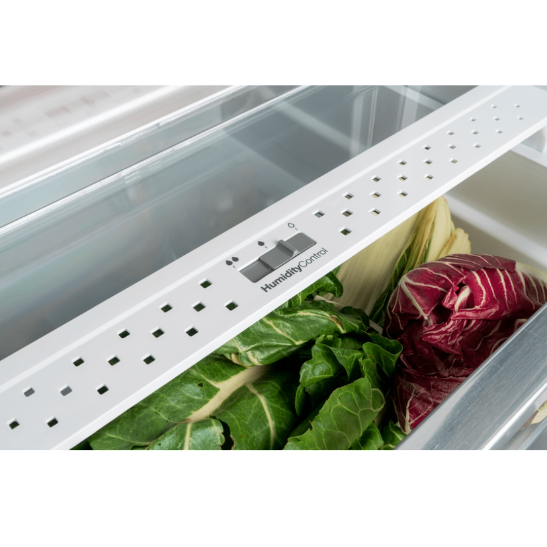 Verdure a foglia verde e radicchio in un cassetto del frigorifero con controllo umidità.