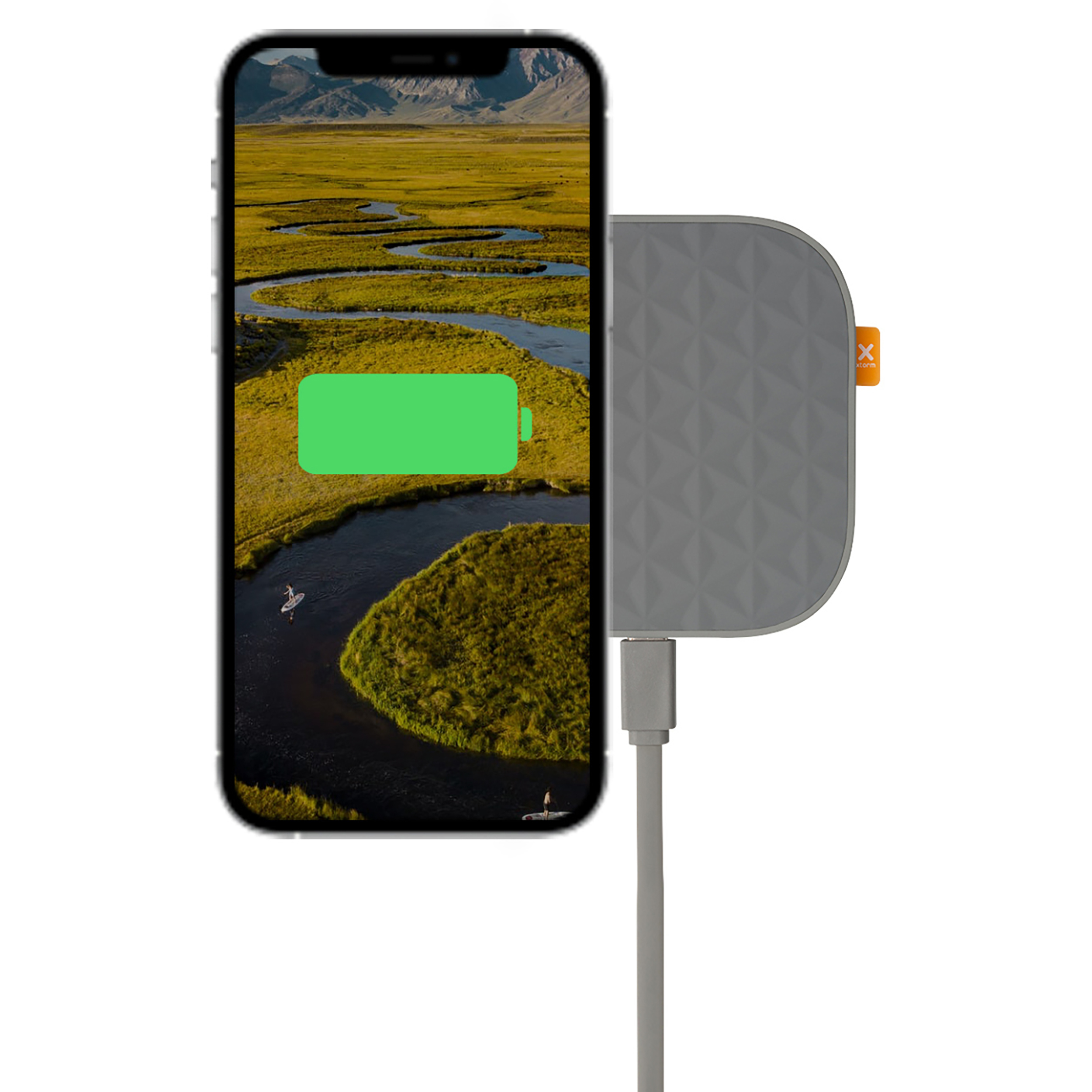Ein Smartphone wird mit einem grauen Ladegerät verbunden. Auf dem Bildschirm ist eine Landschaft zu sehen.