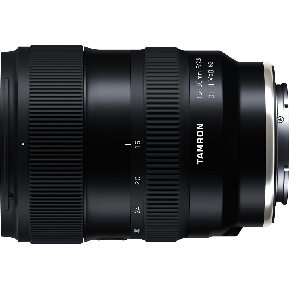 Zwarte Tamron 16-30mm F/2.8 lens met zilveren vatting.