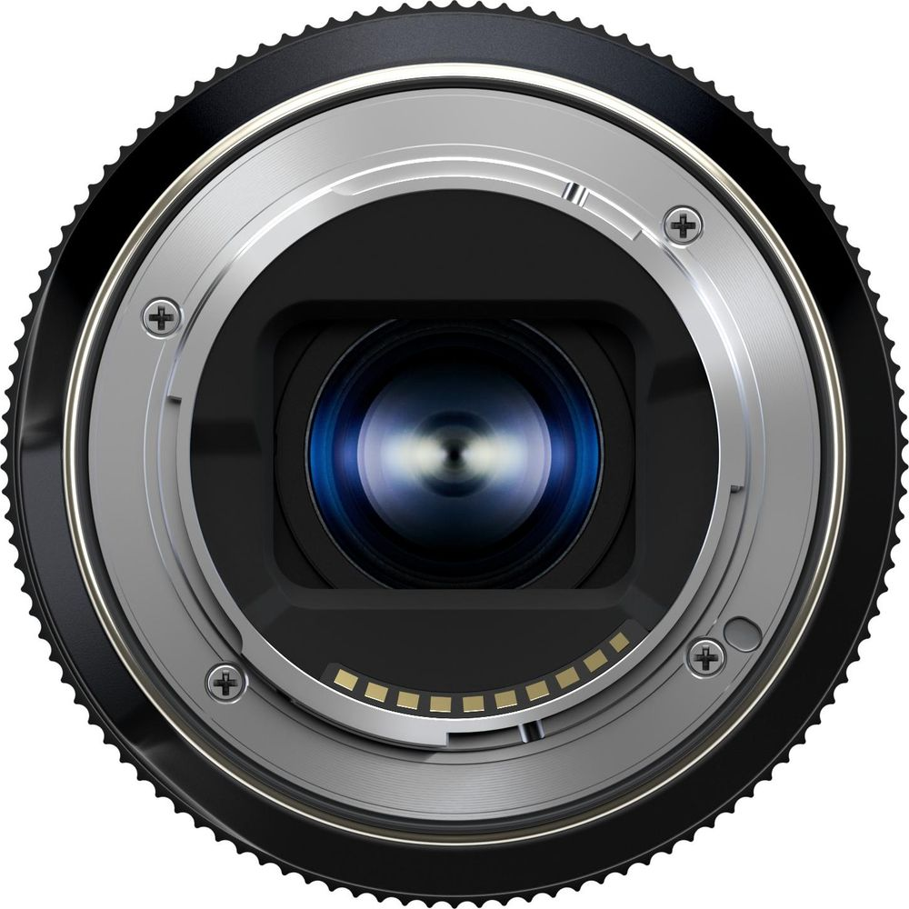 Close-up van een cameralens met zilveren en zwarte behuizing, met blauwe reflecties.