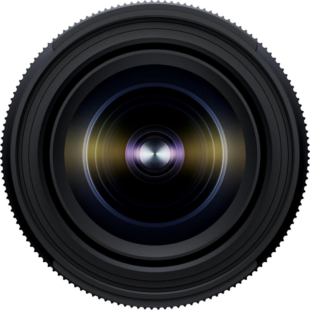 Close-up van een cameralens met concentrische ringen en een metalen midden.