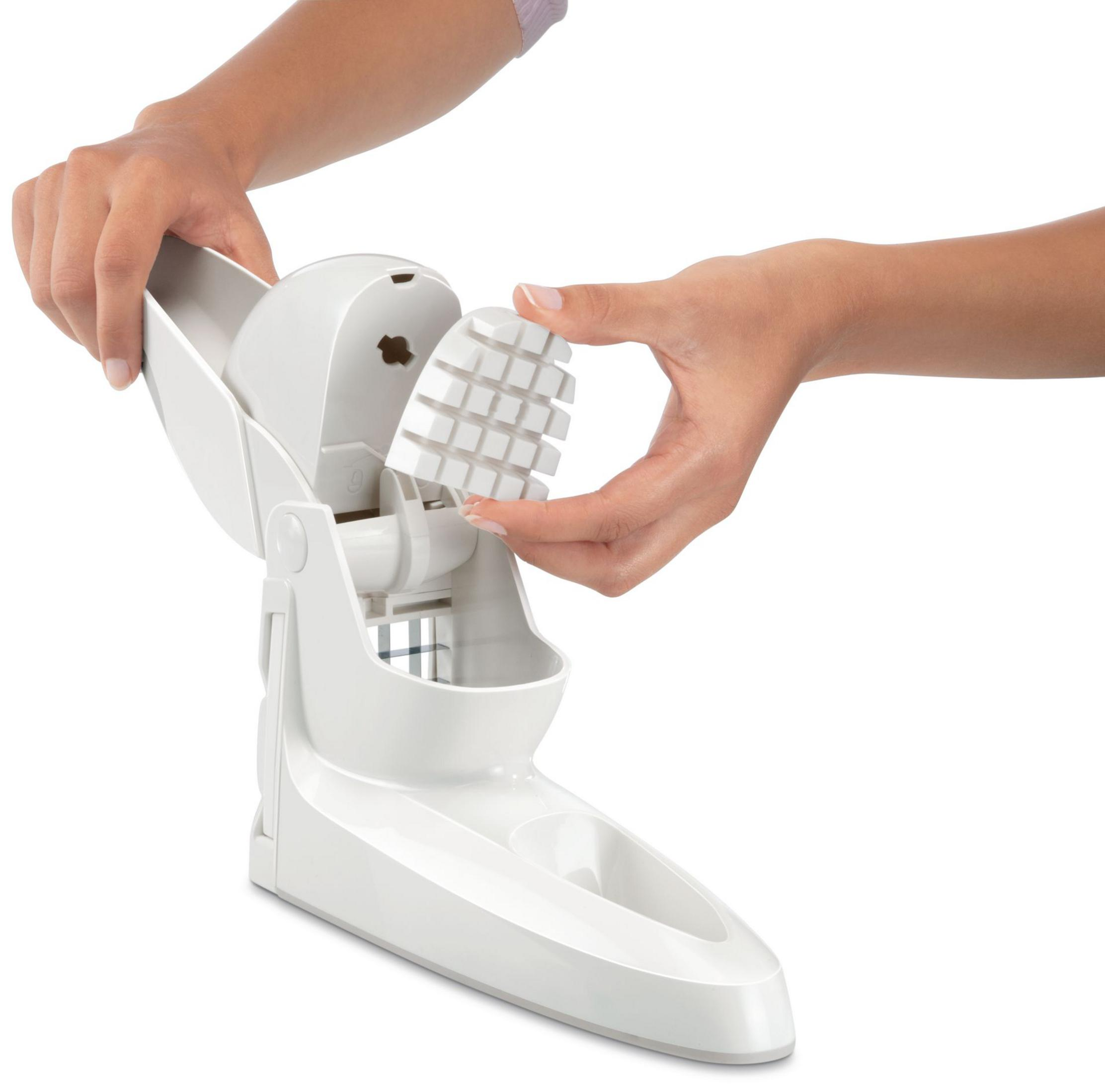 Mani inseriscono un accessorio bianco a forma di cubo in un dispositivo bianco.