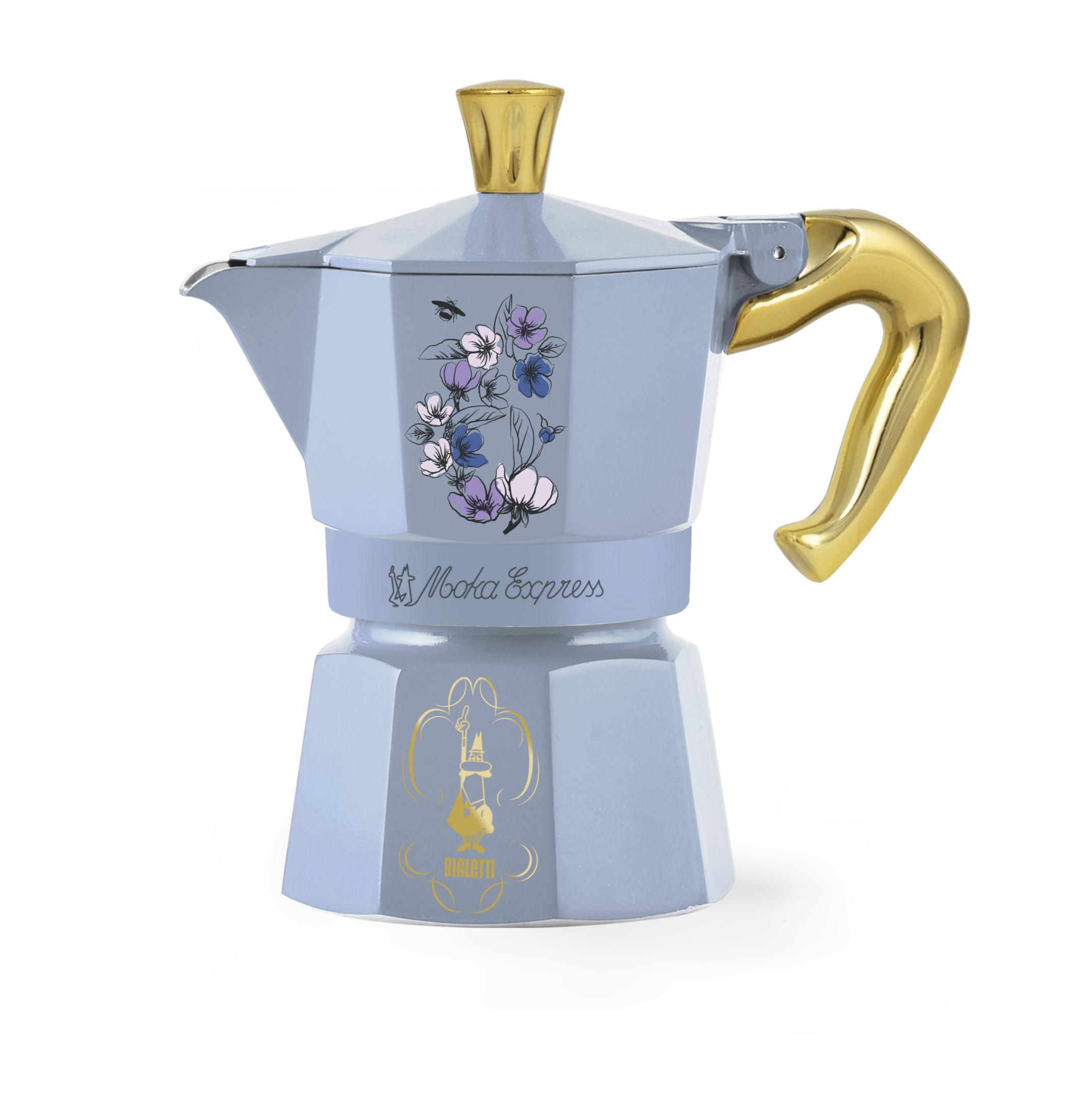 Jasnoniebieska kawiarka z motywem kwiatowym i złotą rączką.