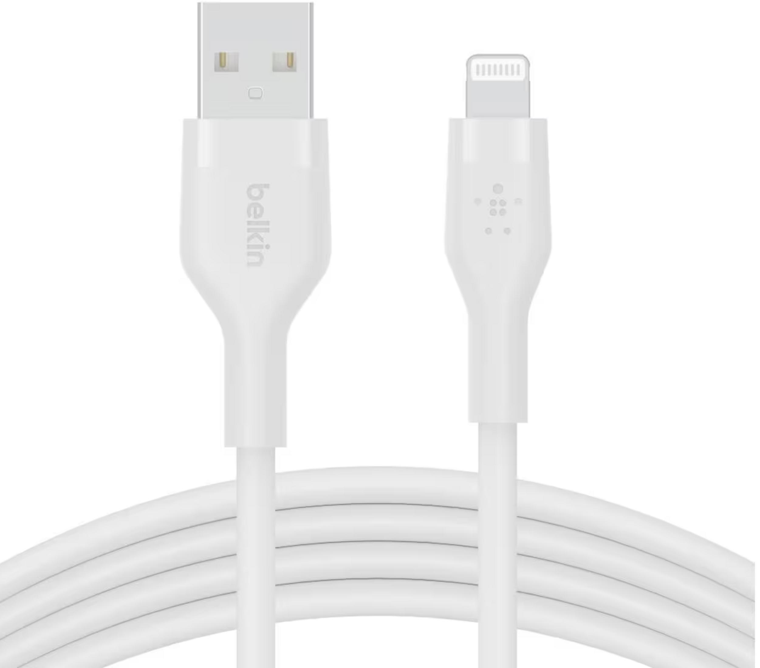 Un câble Belkin blanc USB-A vers Lightning avec les deux connecteurs visibles au premier plan.