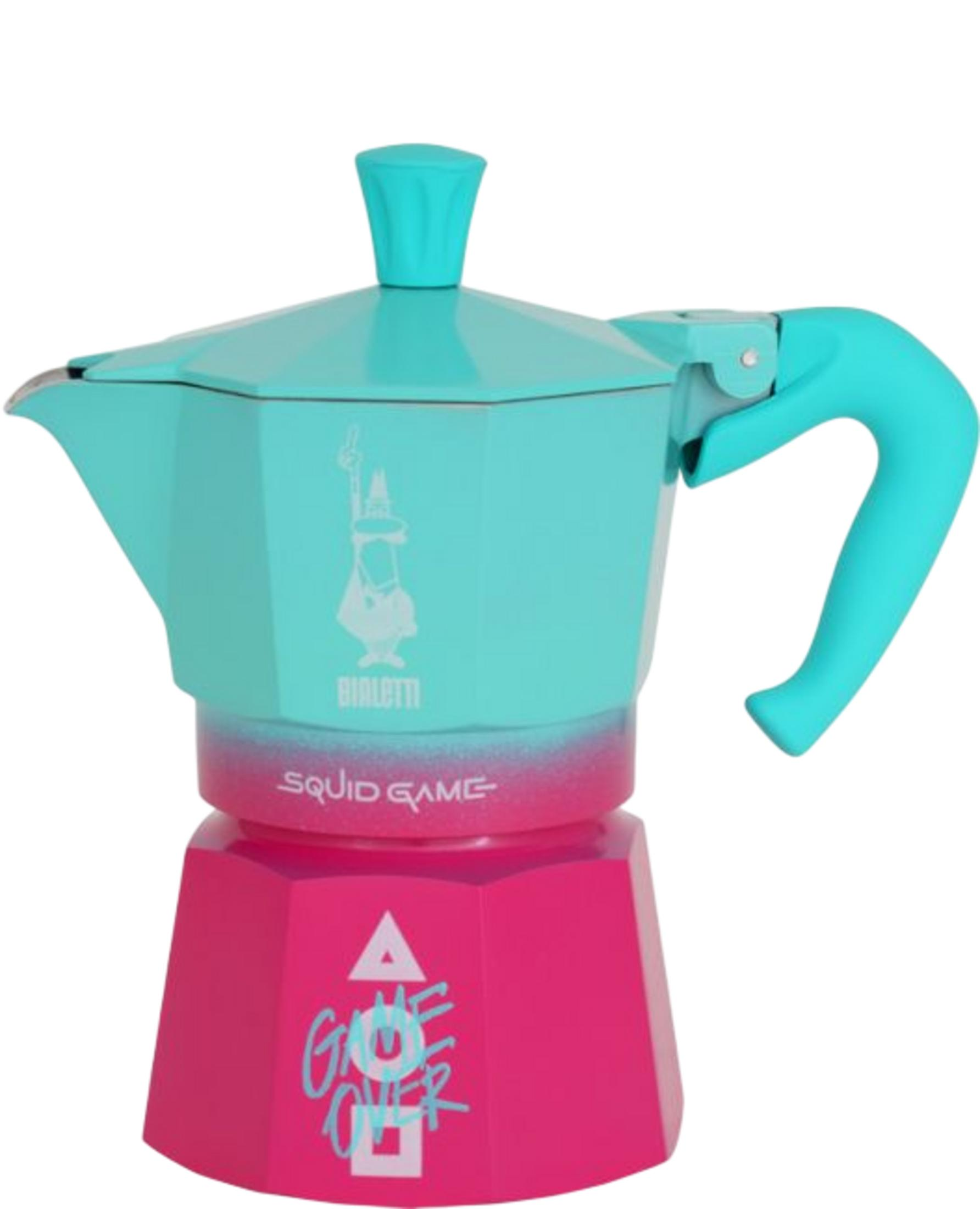 Turkusowa kawiarka z różową podstawą, motyw Squid Game.