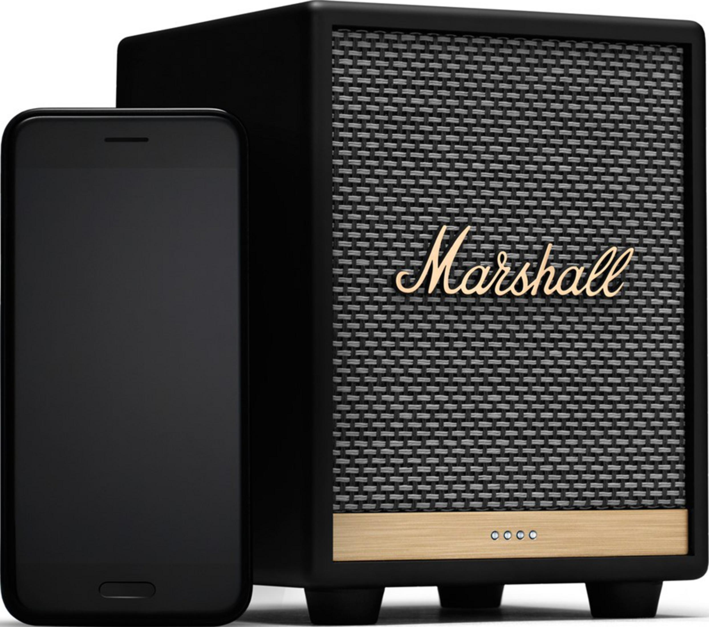 Un smartphone negro junto a un altavoz Marshall con detalle de madera.