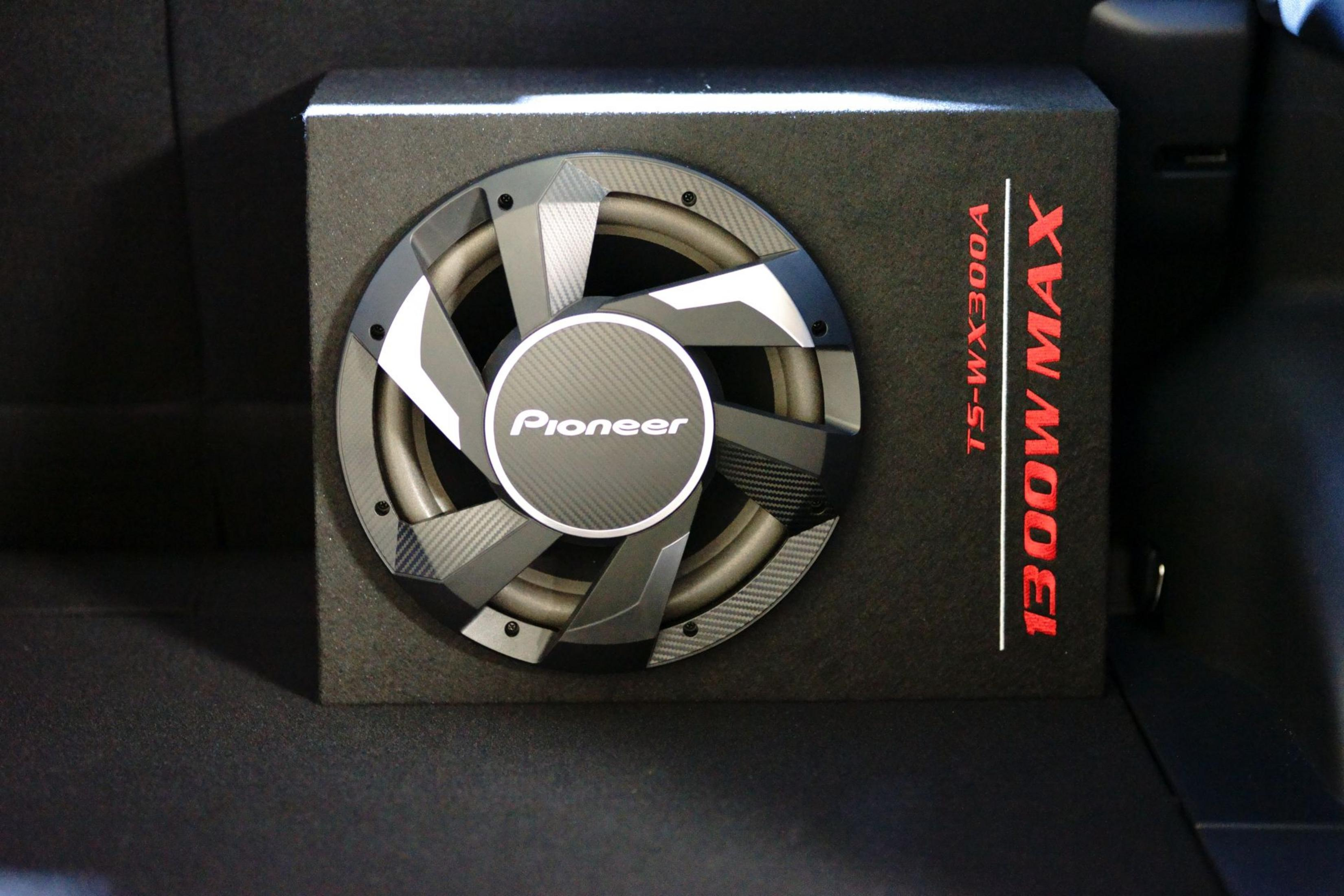 Ein schwarzer Subwoofer mit Pioneer-Logo und roten Schriftzügen.