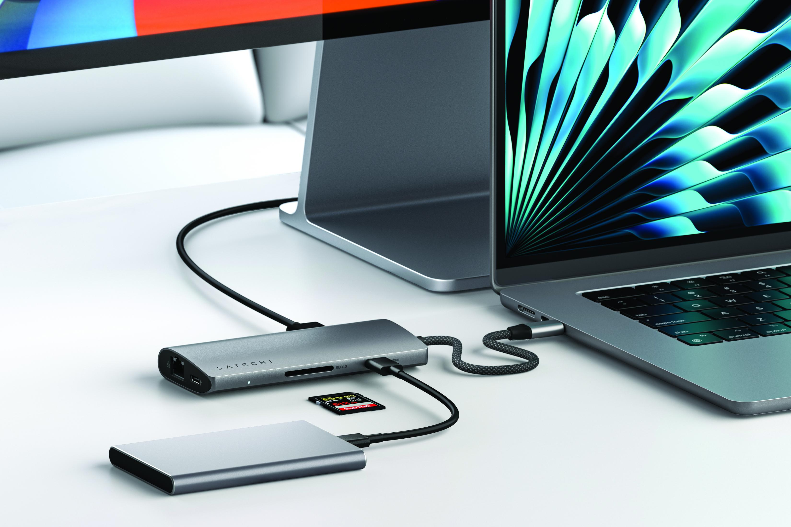 Ein Satechi-Hub verbindet einen Laptop mit einem externen Laufwerk und SD-Karte.