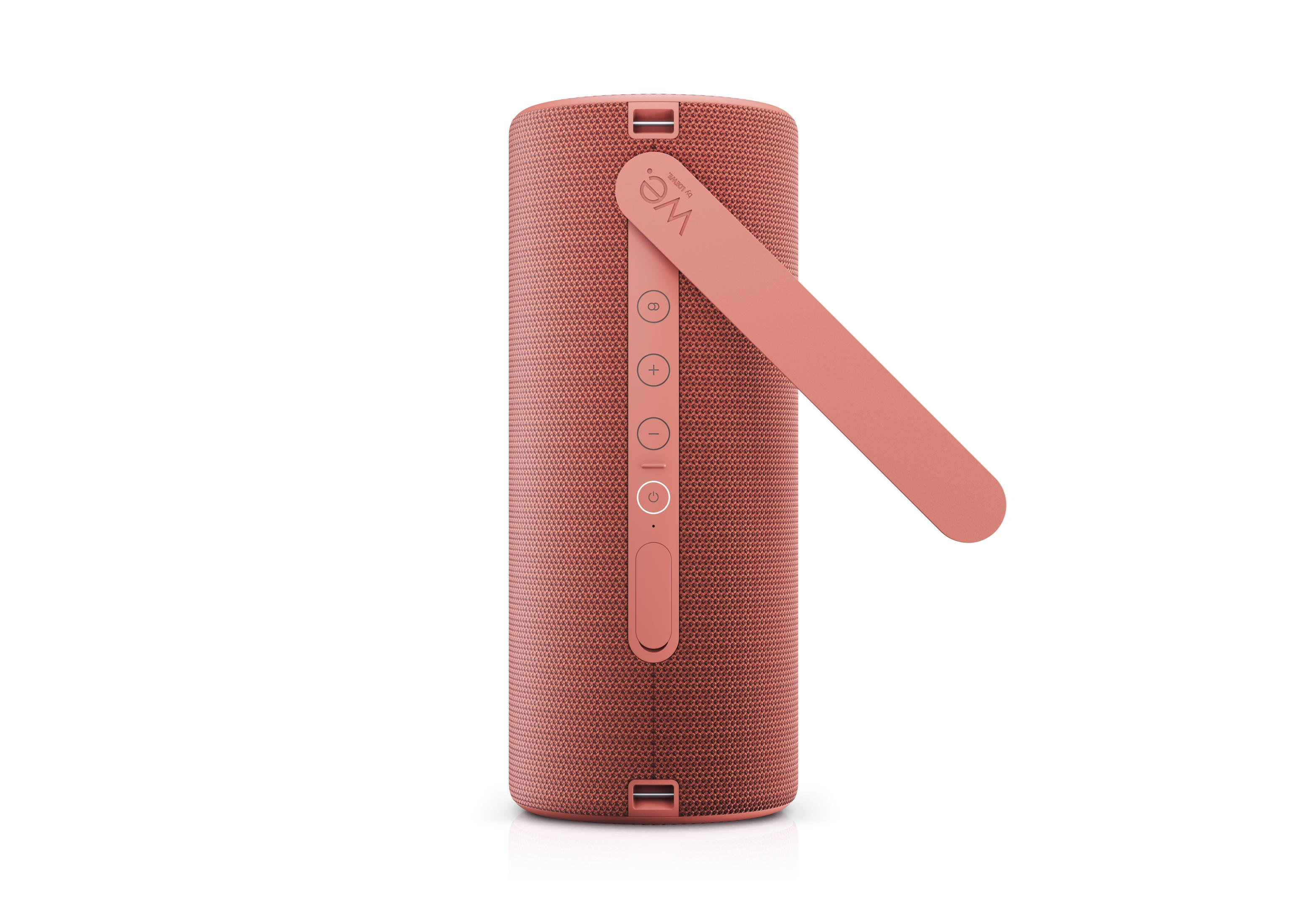 Ein korallenfarbener Bluetooth-Lautsprecher mit Tragegriff und Bedienelementen.