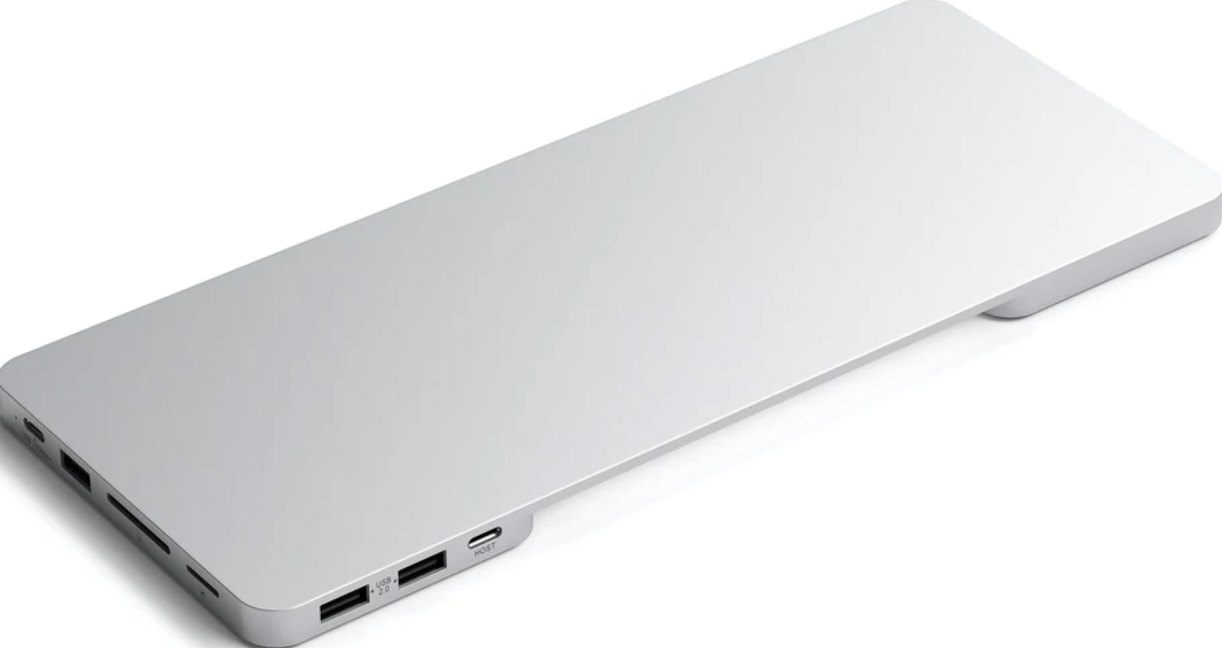 Una docking station argentata ed elegante con più porte, inclusa USB.