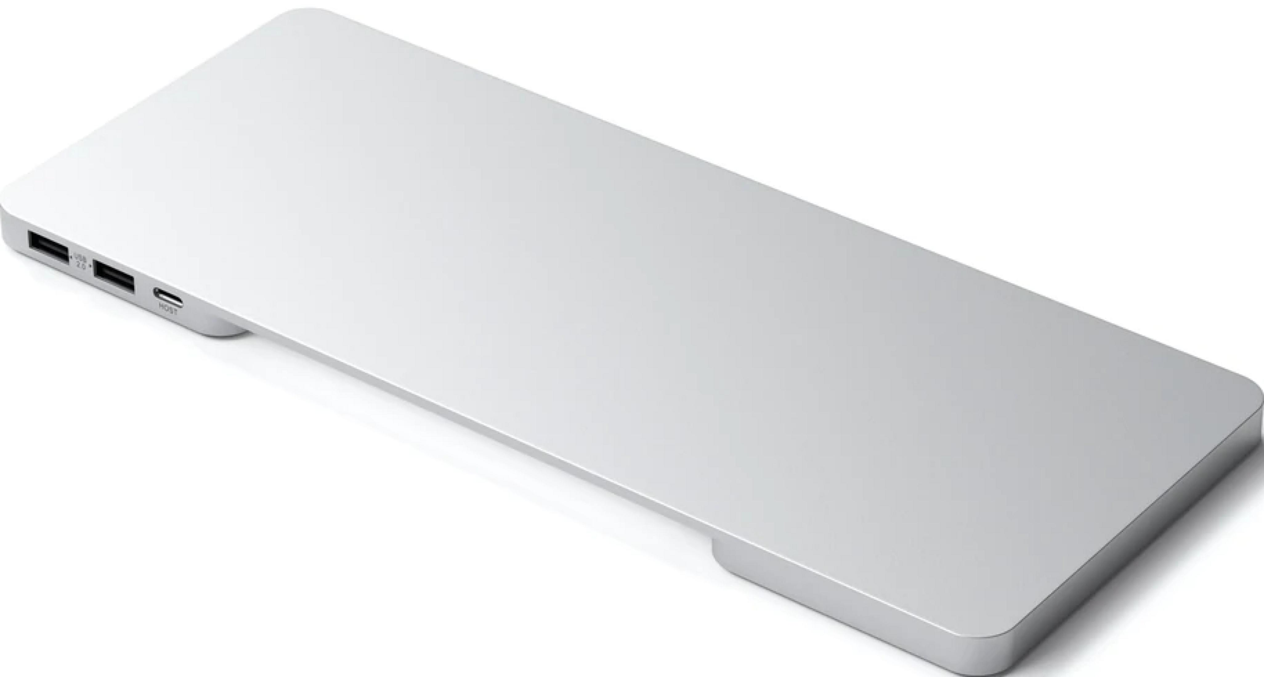 Supporto argento per laptop con porte USB sul lato sinistro.