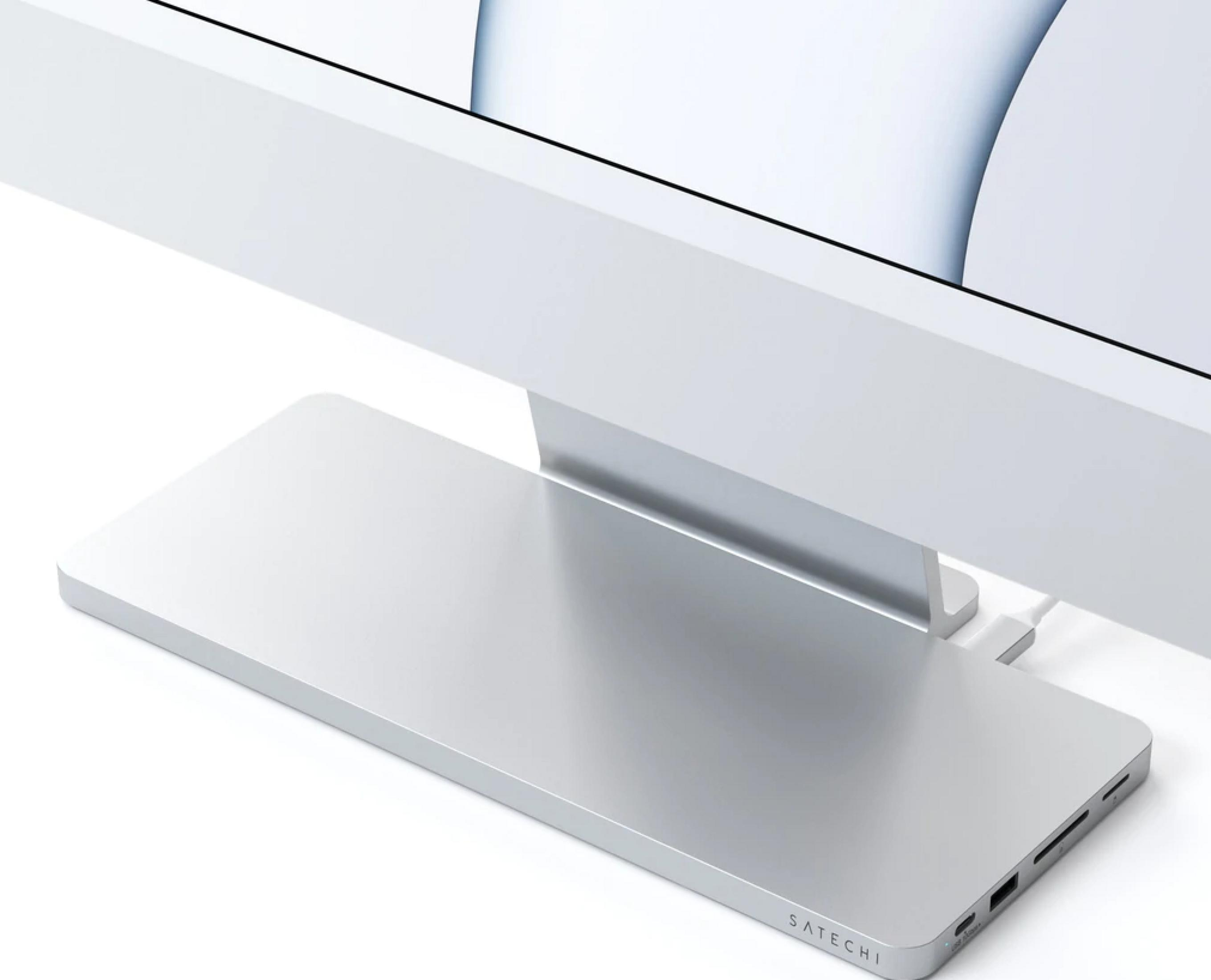 Un supporto per computer argentato con porte e un cavo.