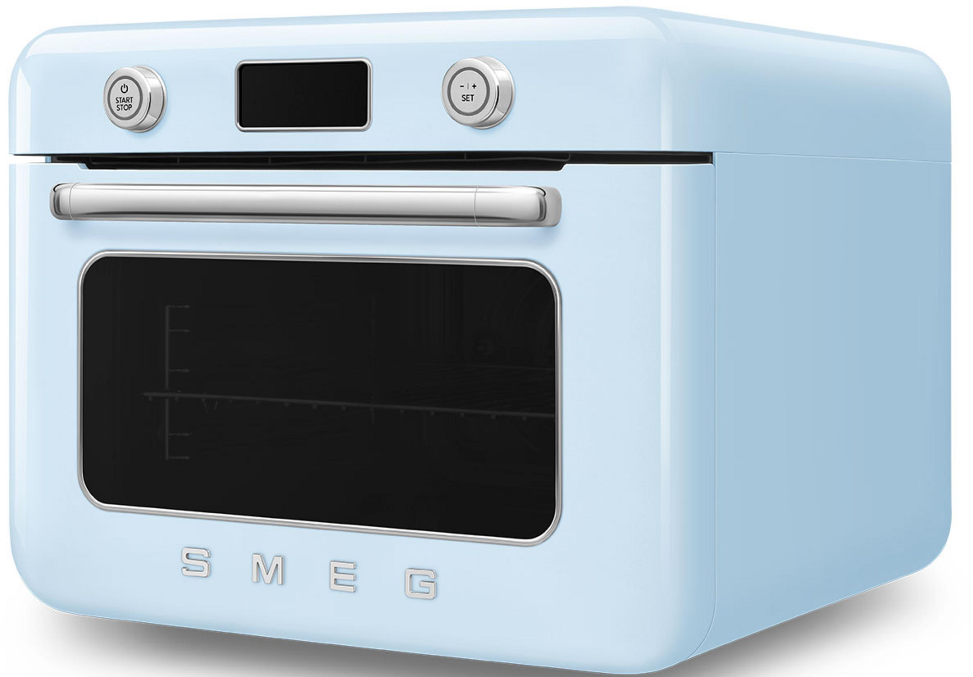 Un four SMEG bleu clair avec poignée et boutons argentés.